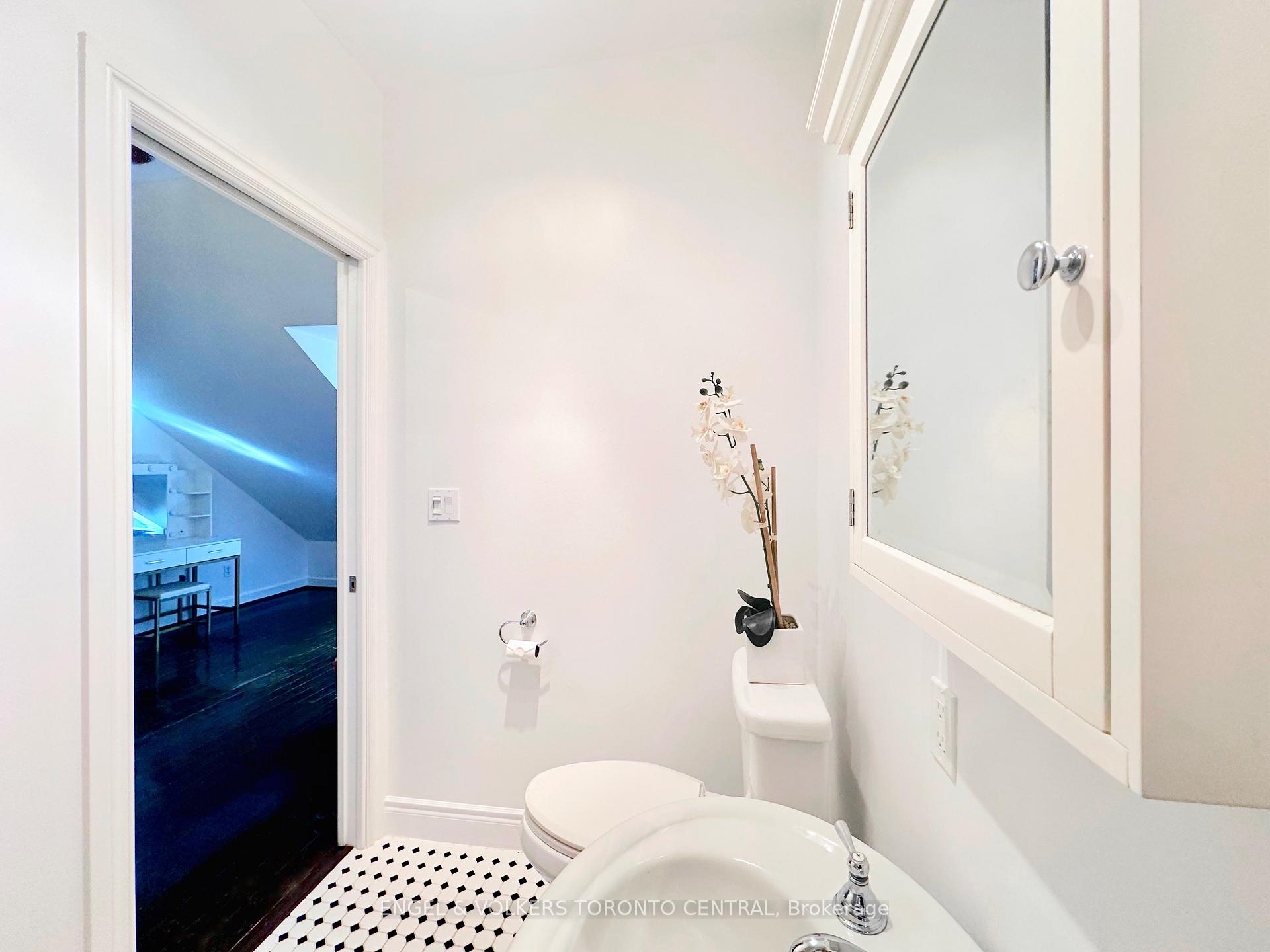Photo 32 of 57 Metcalfe Street, Toronto, Cabbagetown-South St. James Town — HOMEH