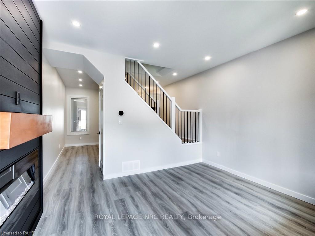 Photo 9 of 221 Glendale Avenue N, Hamilton, Crown Point — HOMEH