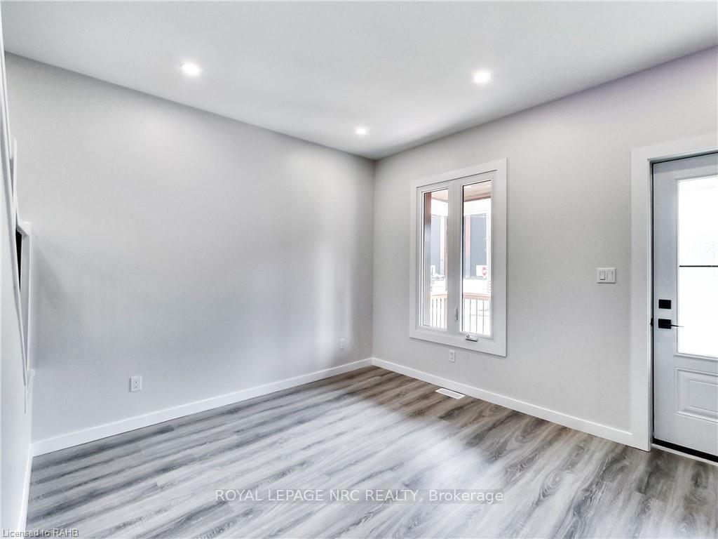 Photo 6 of 221 Glendale Avenue N, Hamilton, Crown Point — HOMEH
