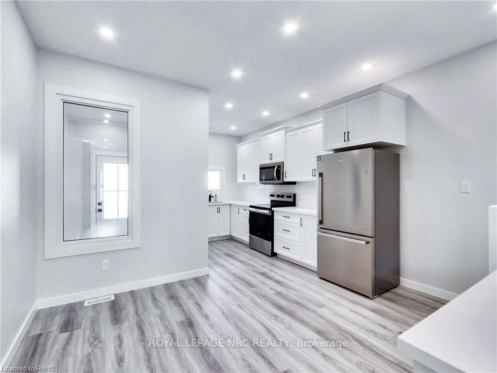 Photo 4 of 221 Glendale Avenue N, Hamilton, Crown Point — HOMEH