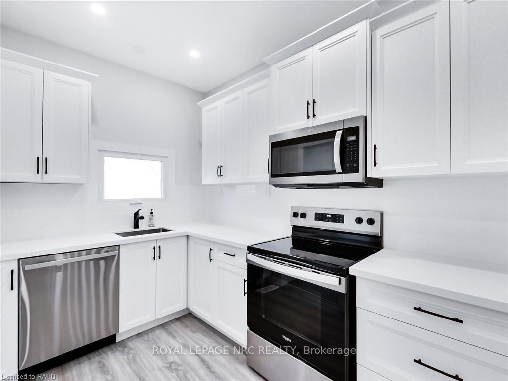Photo 13 of 221 Glendale Avenue N, Hamilton, Crown Point — HOMEH