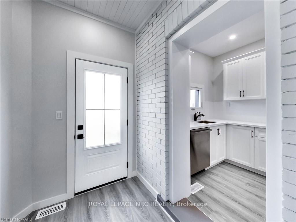 Photo 12 of 221 Glendale Avenue N, Hamilton, Crown Point — HOMEH