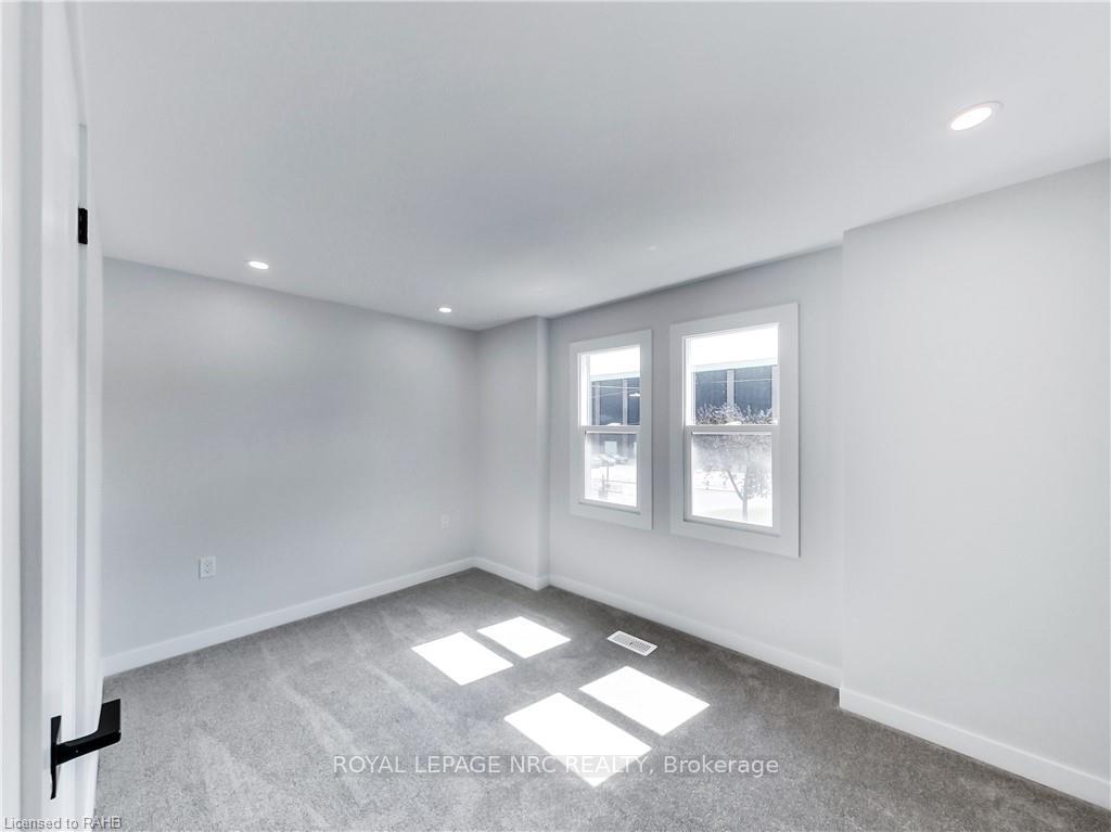 Photo 16 of 221 Glendale Avenue N, Hamilton, Crown Point — HOMEH