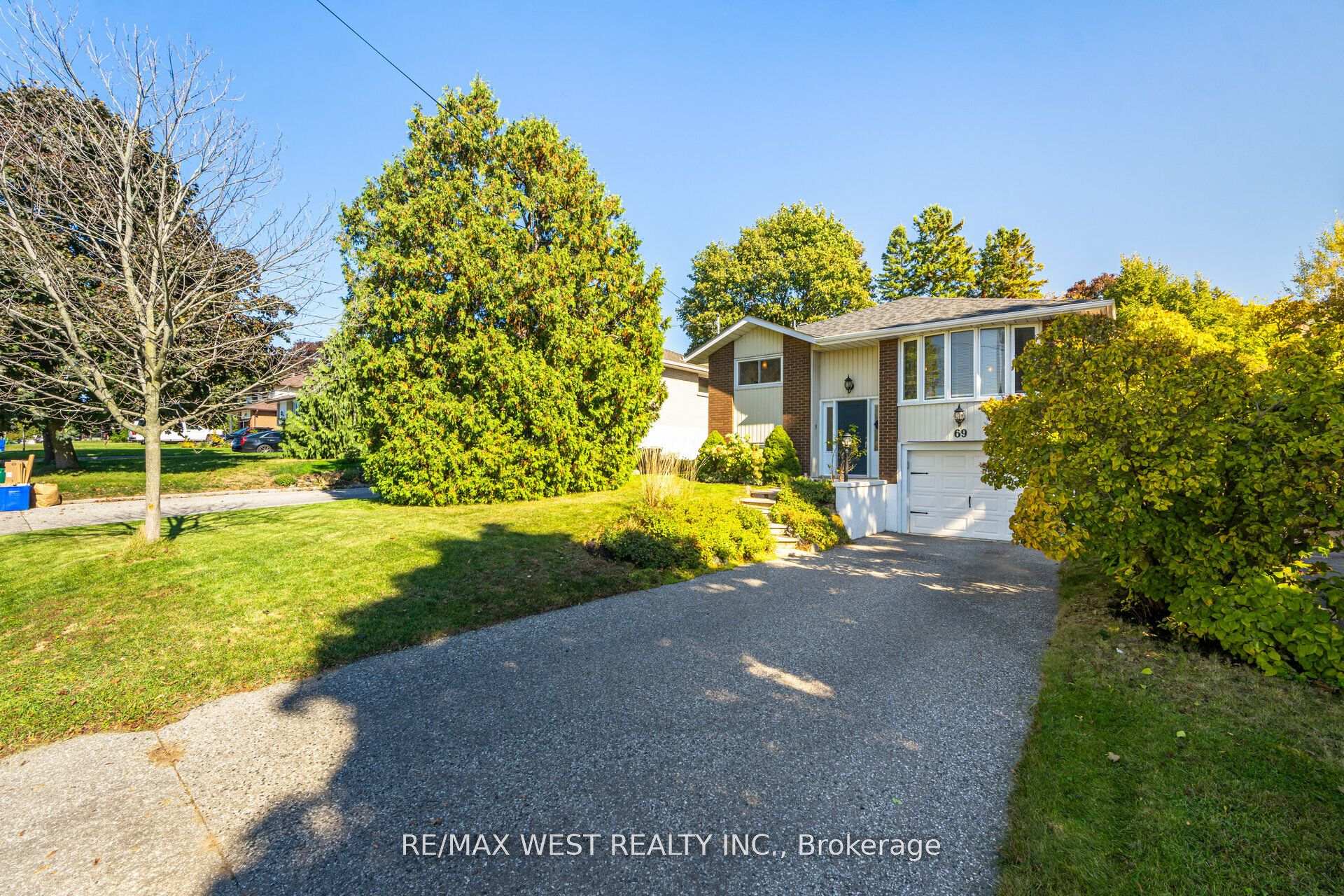 Photo 2 of 69 Keewatin St S, Oshawa, Donevan — HOMEH