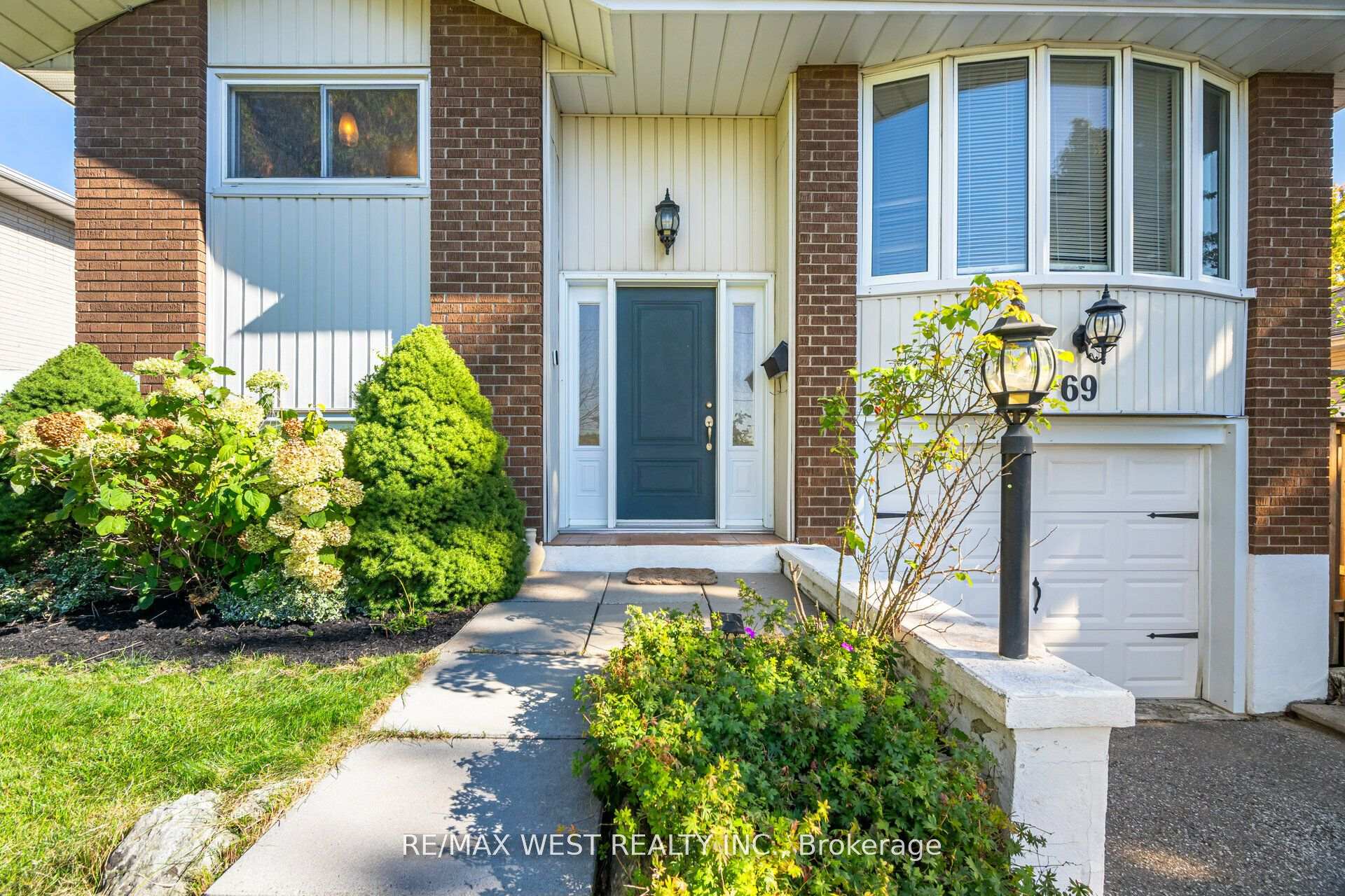Photo 3 of 69 Keewatin St S, Oshawa, Donevan — HOMEH