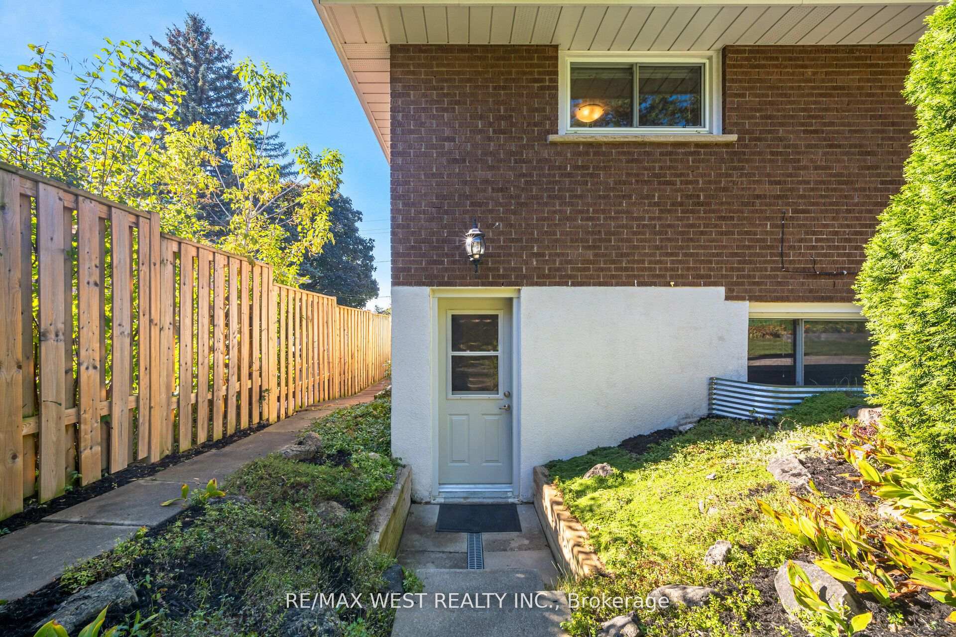 Photo 26 of 69 Keewatin St S, Oshawa, Donevan — HOMEH