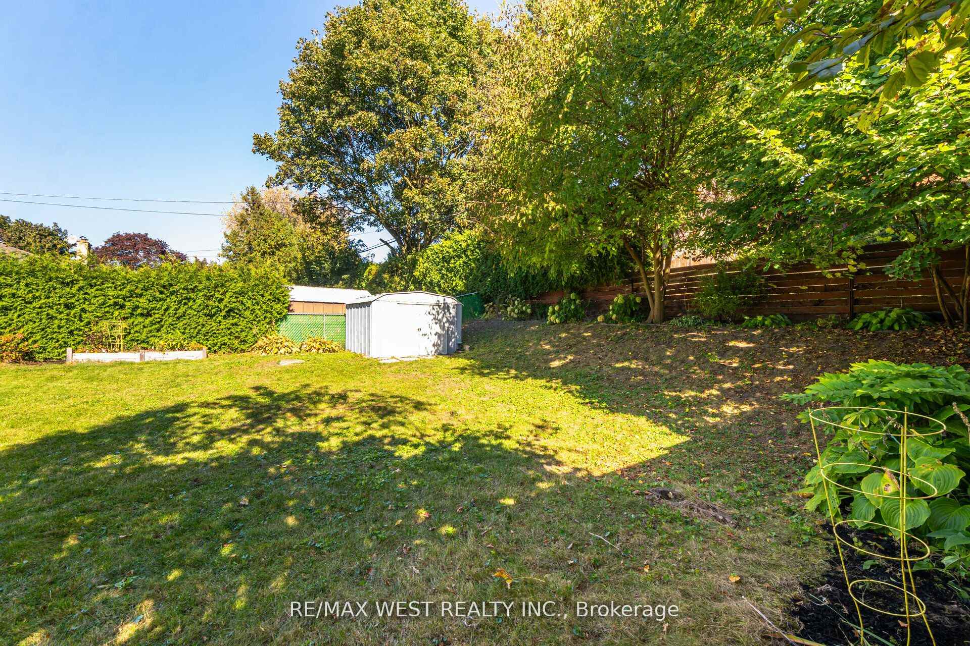 Photo 31 of 69 Keewatin St S, Oshawa, Donevan — HOMEH