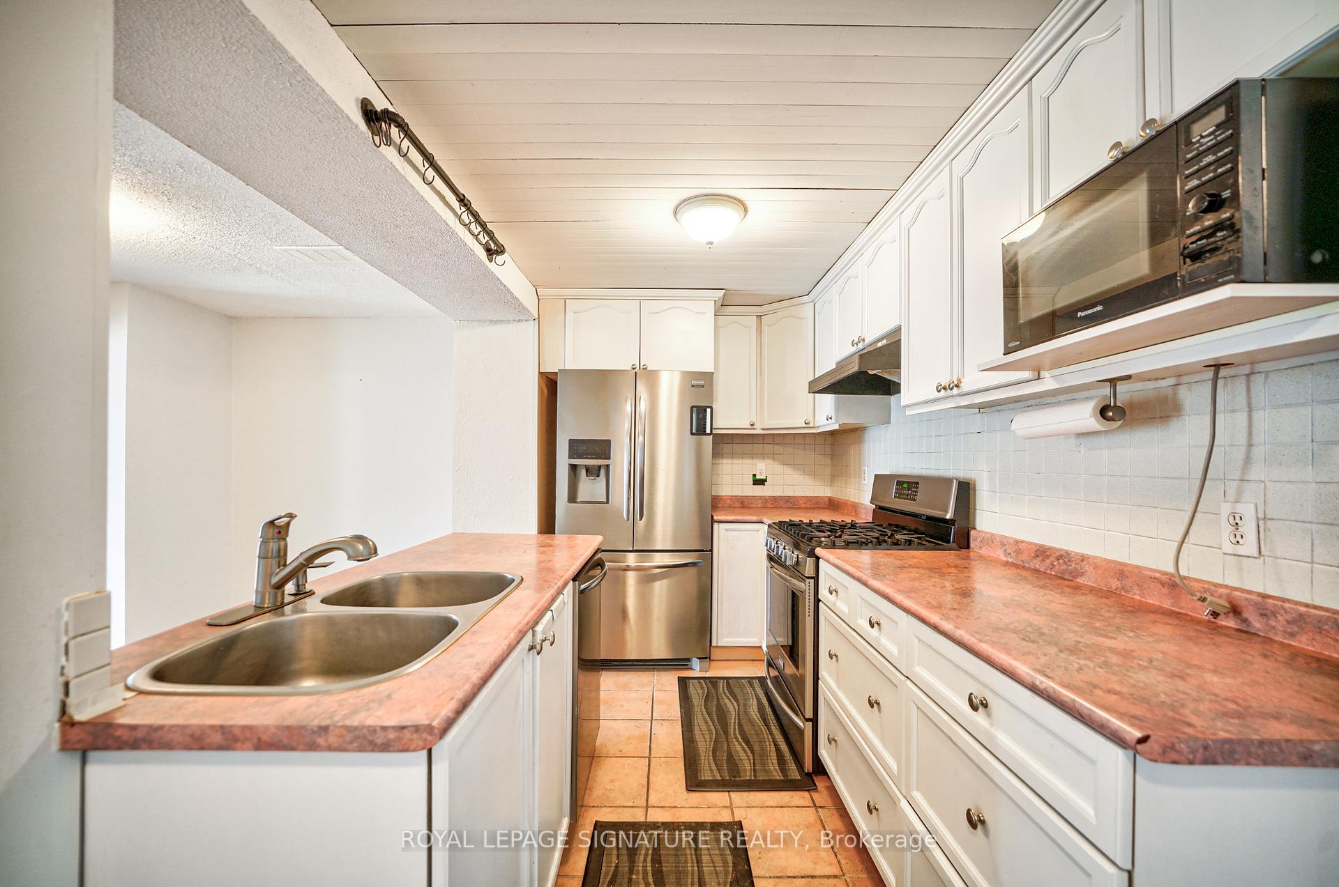 Photo 4 of 16 Christie Crescent, Barrie, Letitia Heights — HOMEH