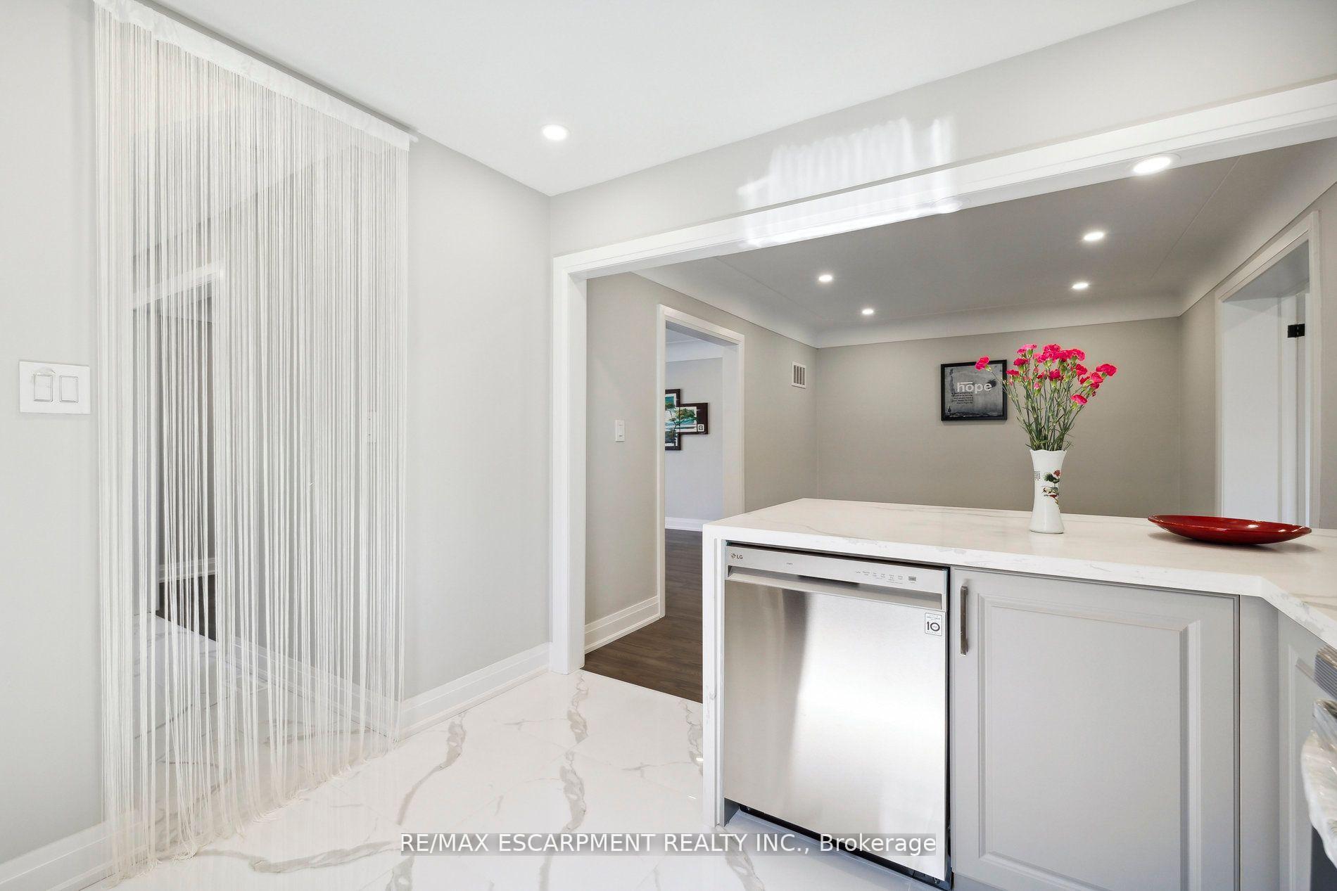 Photo 16 of 147 Garside Avenue S, Hamilton, Bartonville — HOMEH