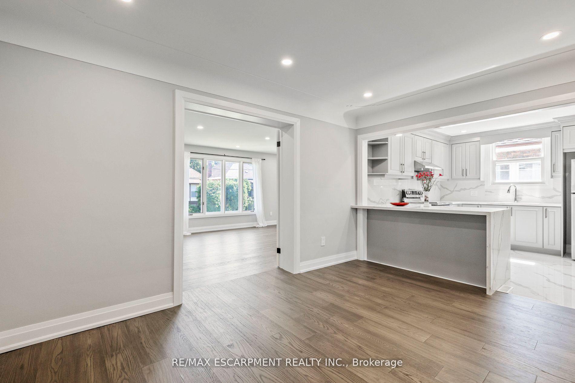 Photo 3 of 147 Garside Avenue S, Hamilton, Bartonville — HOMEH