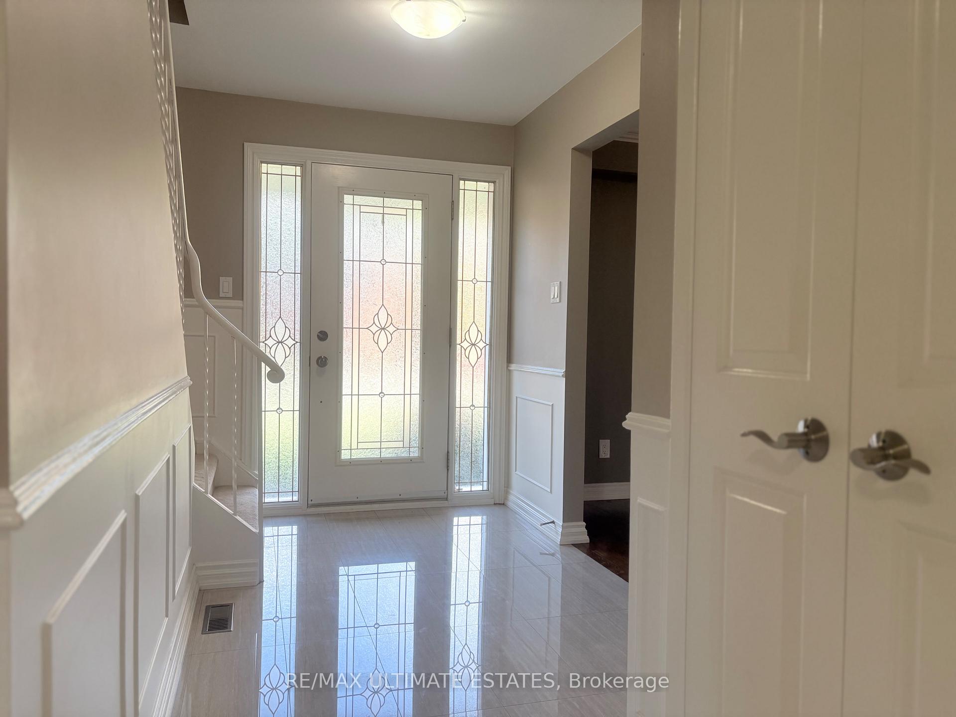 Photo 2 of 35 Shieldmark Crescent, Markham, Royal Orchard — HOMEH