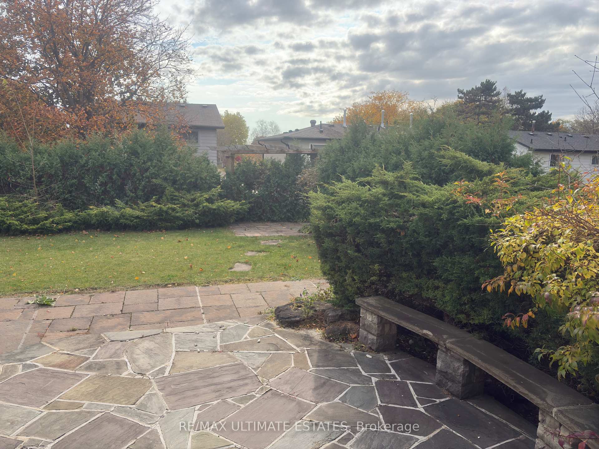 Photo 22 of 35 Shieldmark Crescent, Markham, Royal Orchard — HOMEH