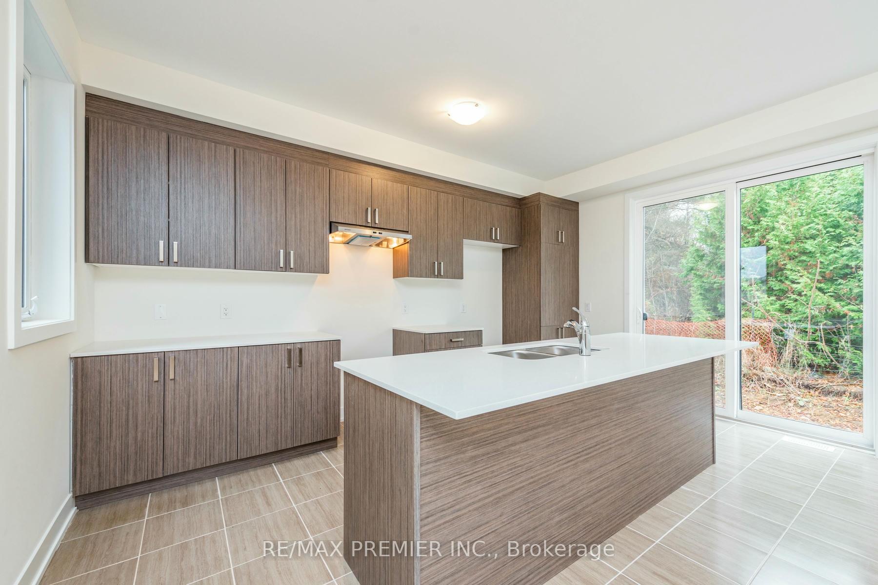 Photo 16 of 39 Auburn Court, Barrie, Ardagh — HOMEH