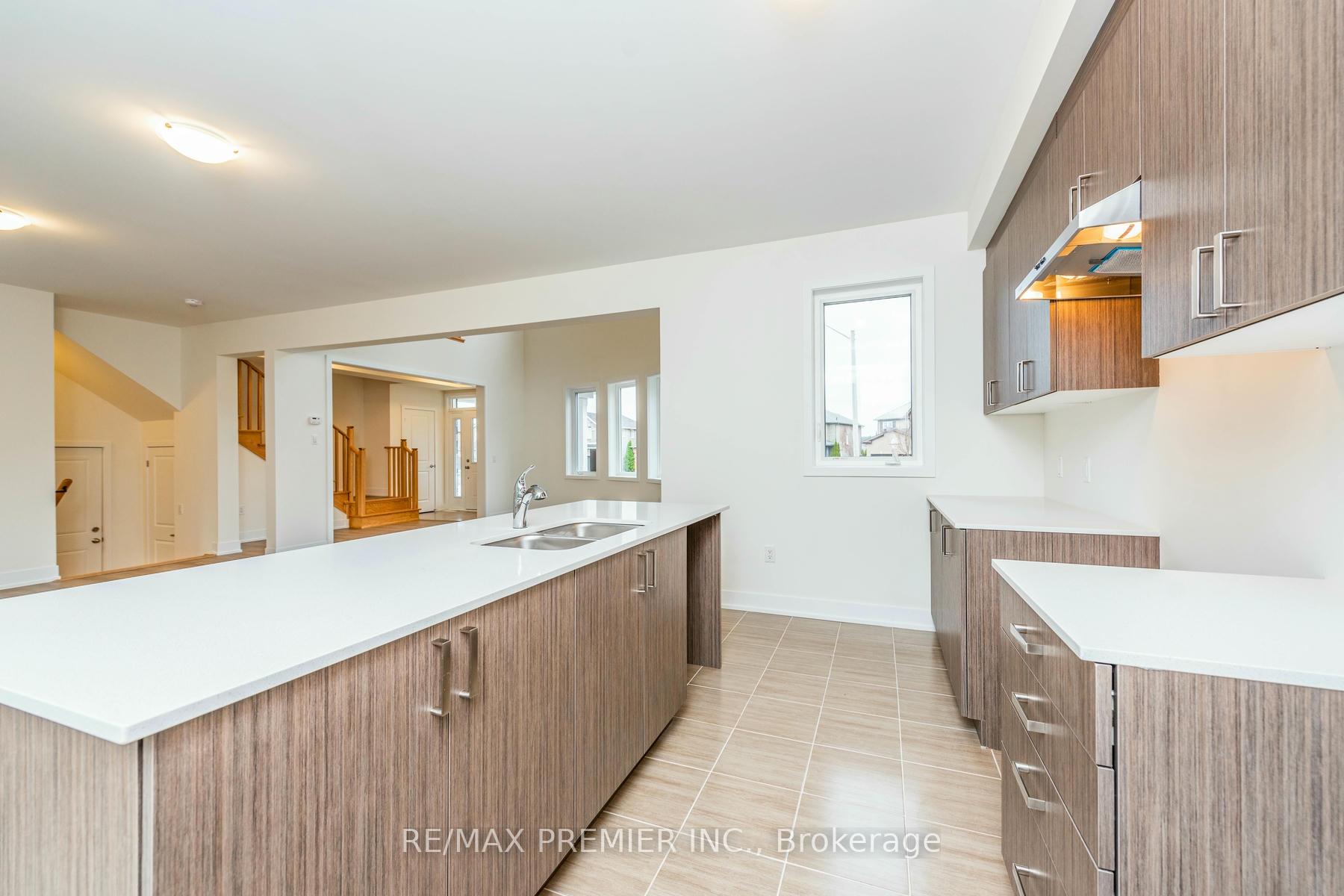 Photo 8 of 39 Auburn Court, Barrie, Ardagh — HOMEH
