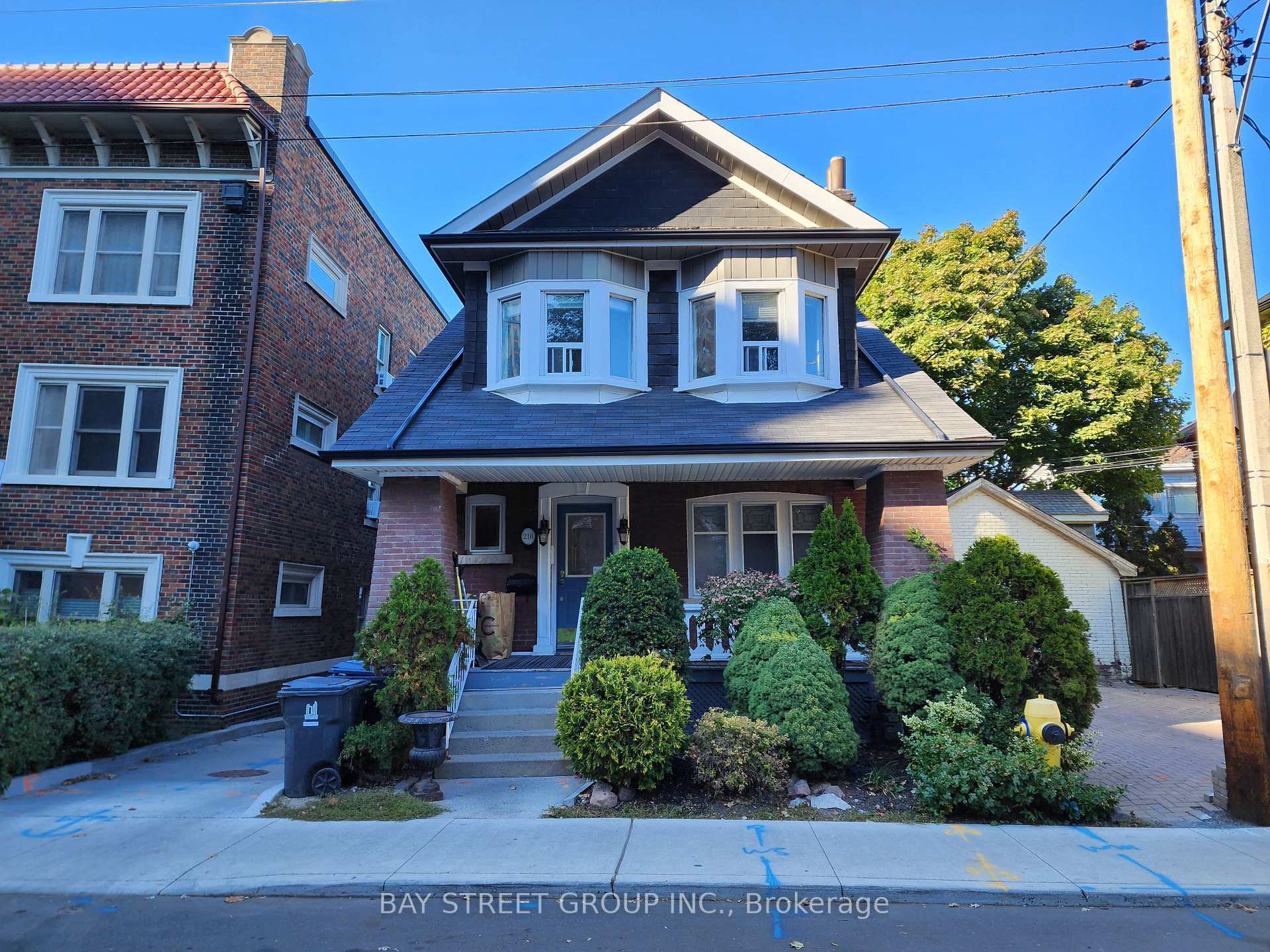 Front of Unit 2nd Flr, 218 Heath Street W