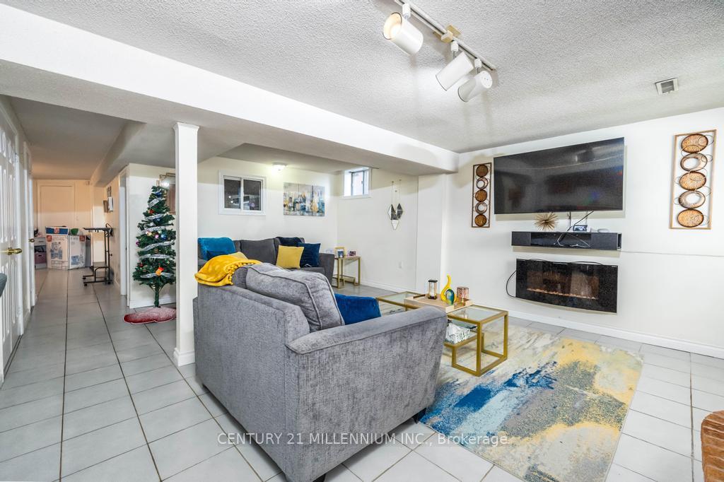 Photo 5 of Unit Lower, 268 Greenock Drive, Vaughan, Maple — HOMEH