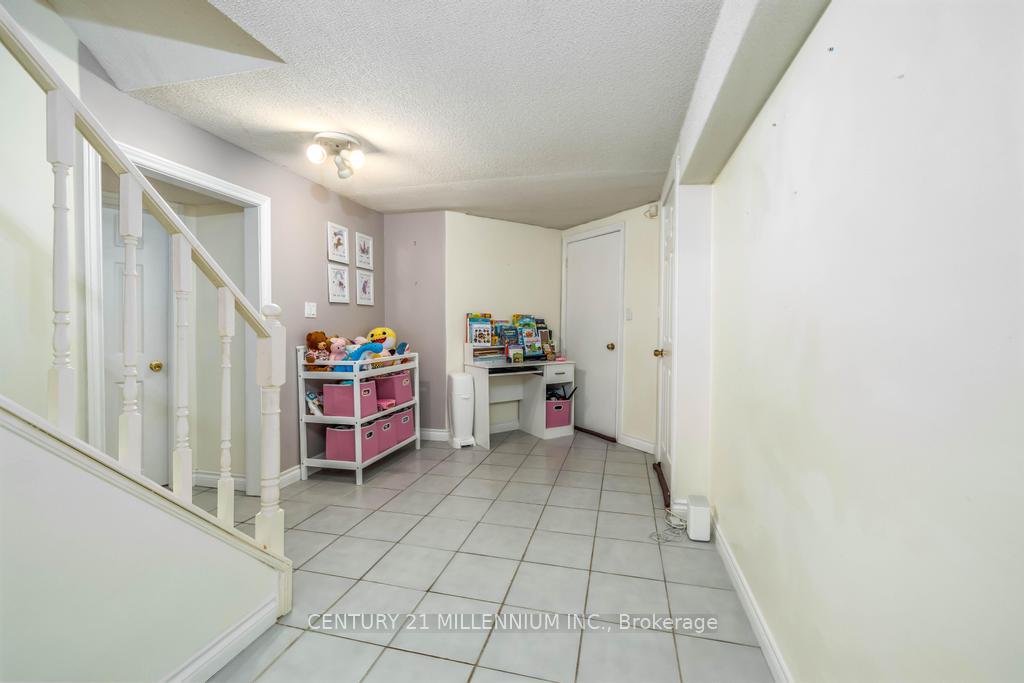 Photo 10 of Unit Lower, 268 Greenock Drive, Vaughan, Maple — HOMEH