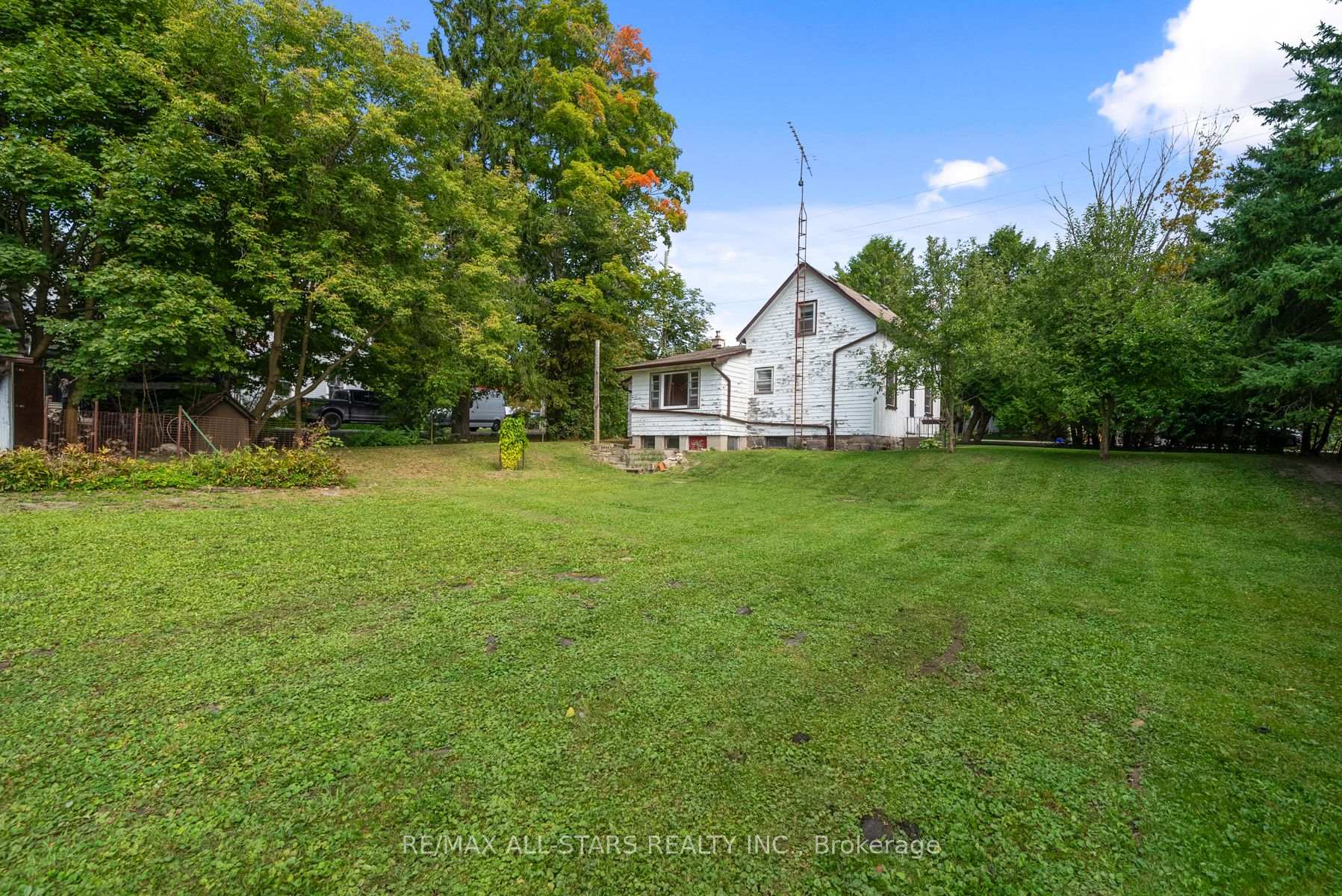 Photo 3 of 8940 Ashburn Road, Whitby, Rural Whitby — HOMEH