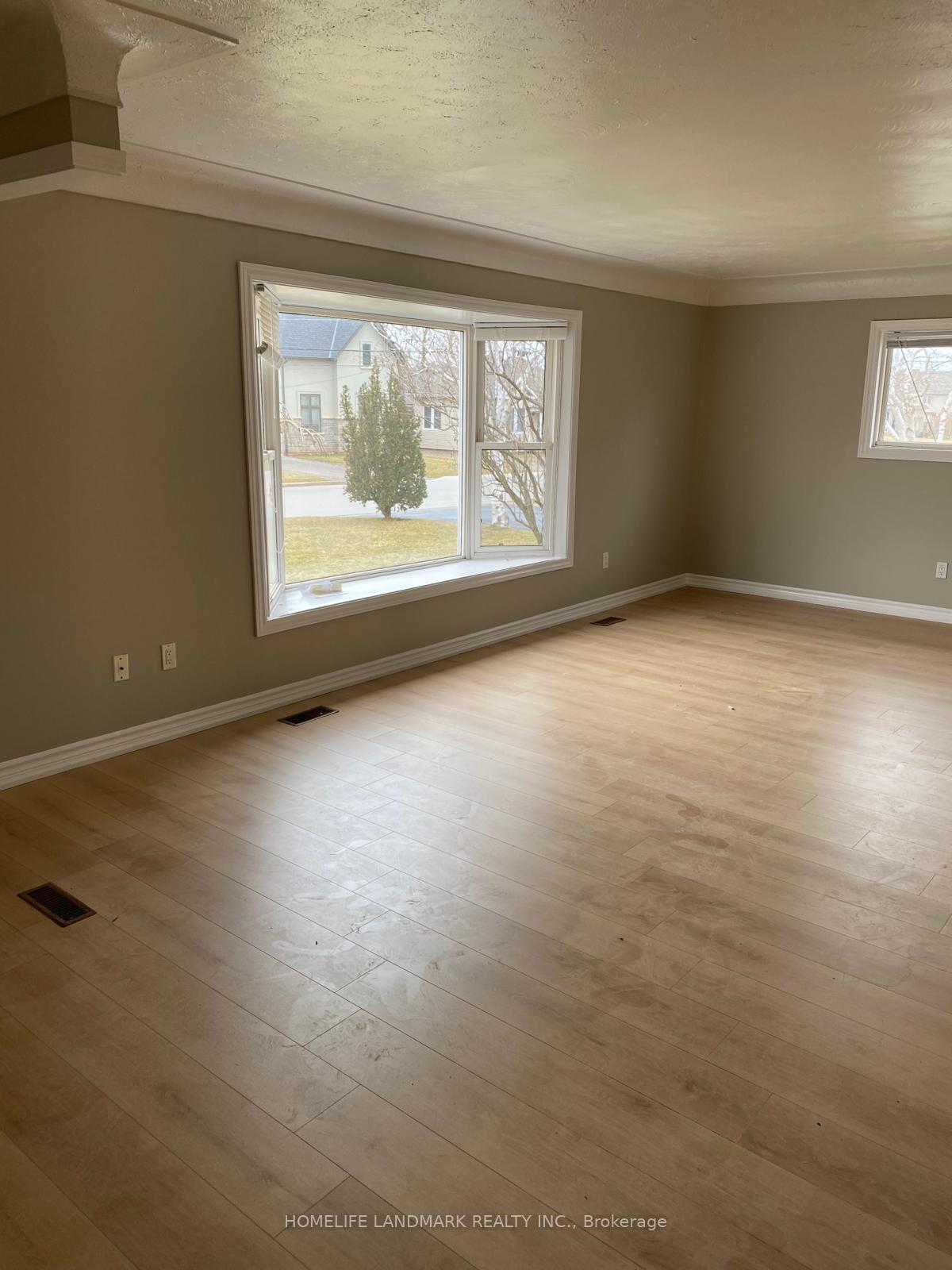 Photo 3 of 28 West Avenue, Hamilton, Winona — HOMEH