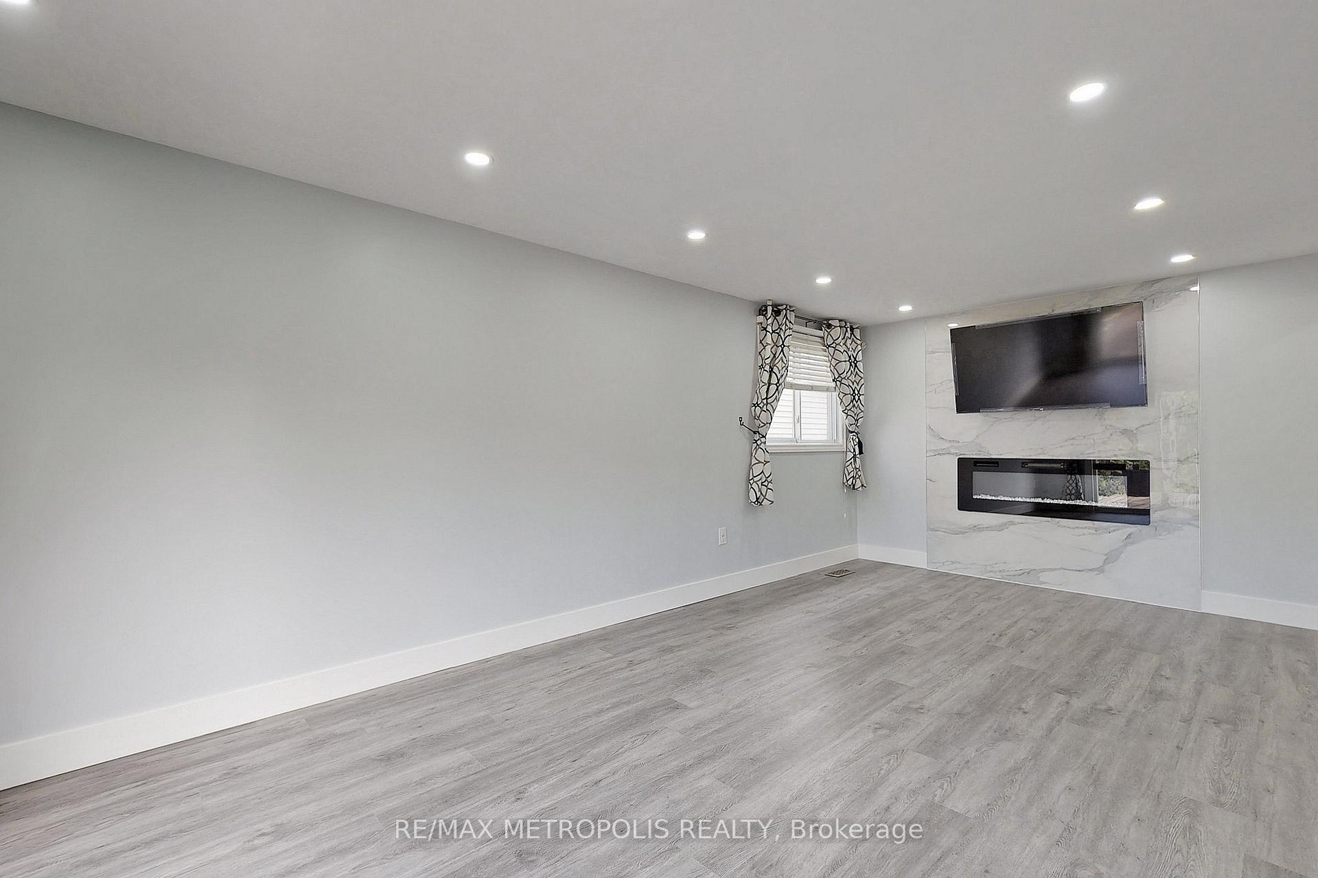 Photo 3 of 66 Shakespeare Crescent, Barrie, Letitia Heights — HOMEH