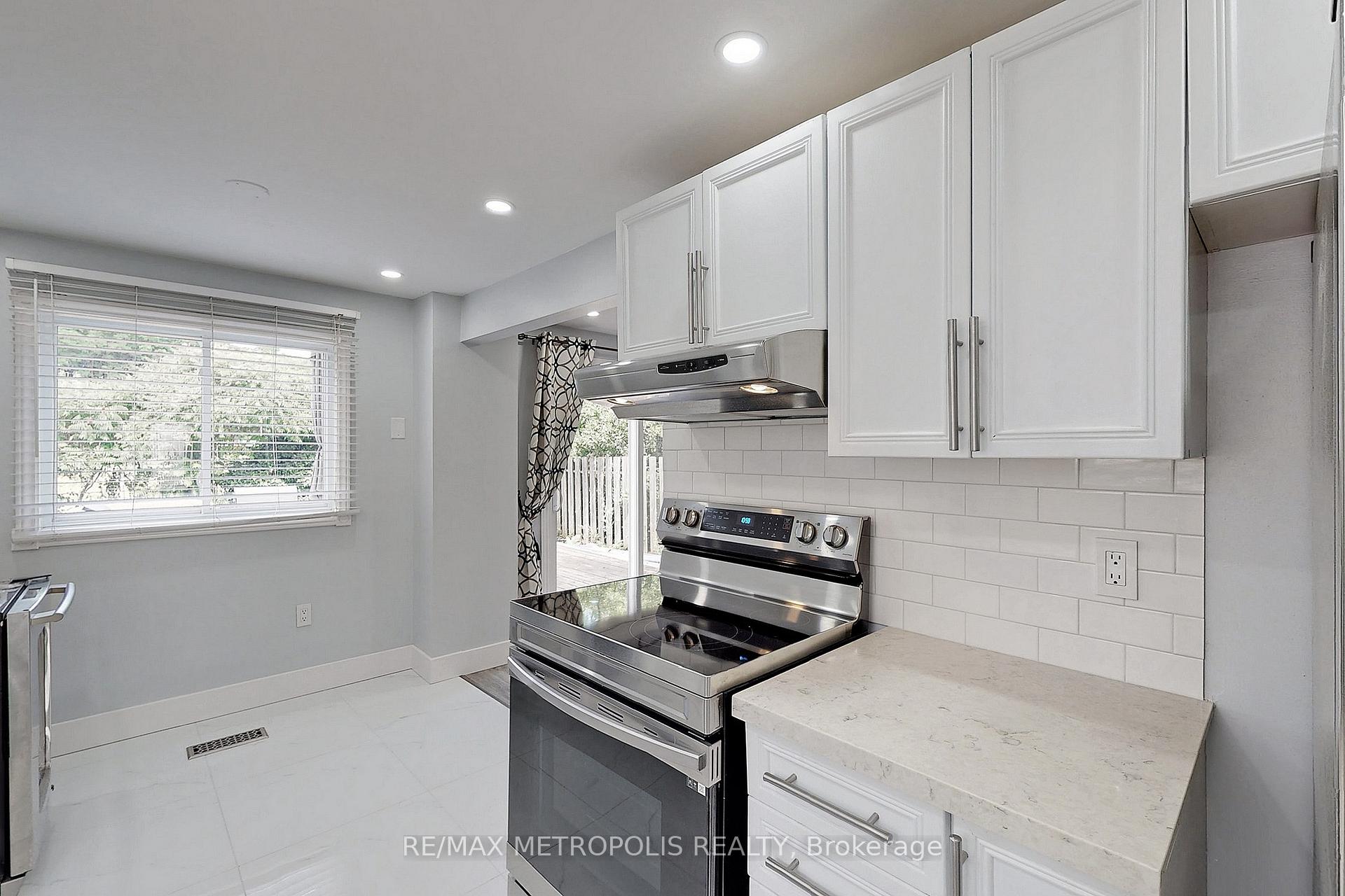 Photo 8 of 66 Shakespeare Crescent, Barrie, Letitia Heights — HOMEH