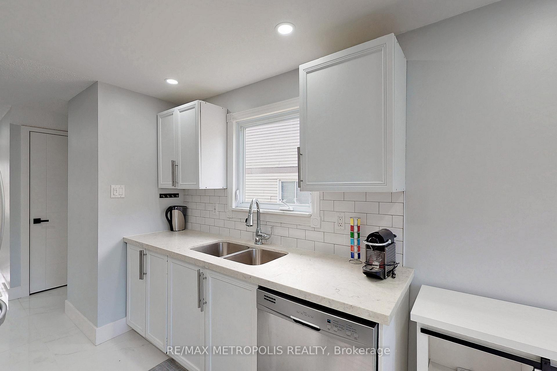 Photo 10 of 66 Shakespeare Crescent, Barrie, Letitia Heights — HOMEH