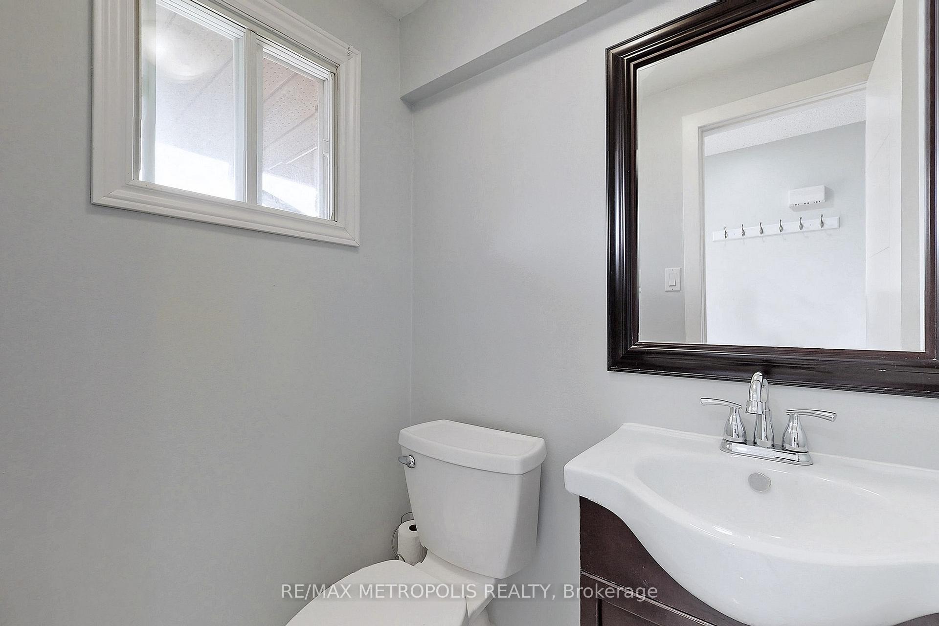 Photo 9 of 66 Shakespeare Crescent, Barrie, Letitia Heights — HOMEH