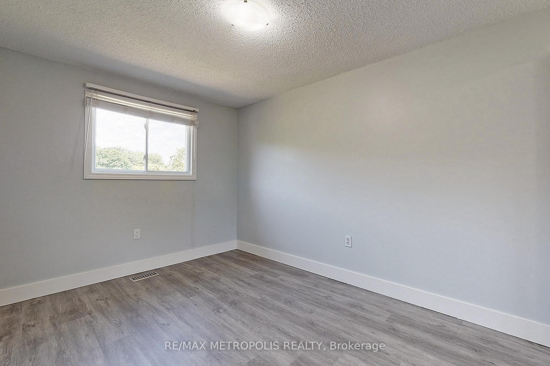 Photo 32 of 66 Shakespeare Crescent, Barrie, Letitia Heights — HOMEH
