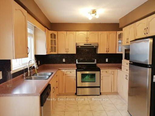 Photo 5 of 22 Clairfields Drive W, Guelph, Clairfields/Hanlon Business Park — HOMEH
