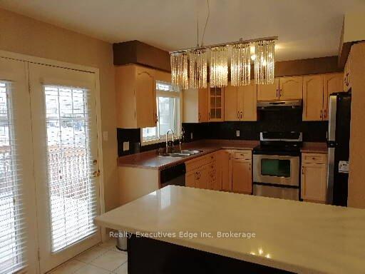 Photo 7 of 22 Clairfields Drive W, Guelph, Clairfields/Hanlon Business Park — HOMEH