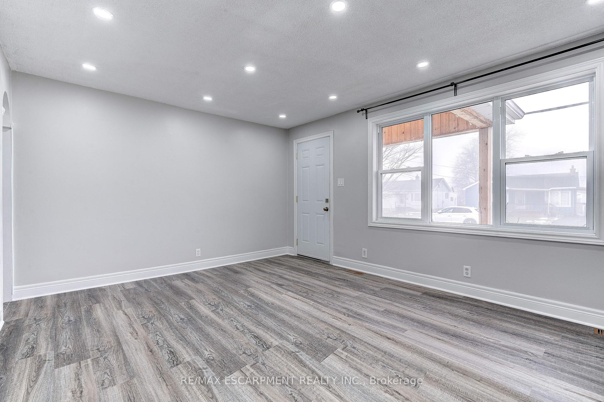 Photo 2 of 17 Lakeview Avenue, Grimsby, Grimsby Beach — HOMEH