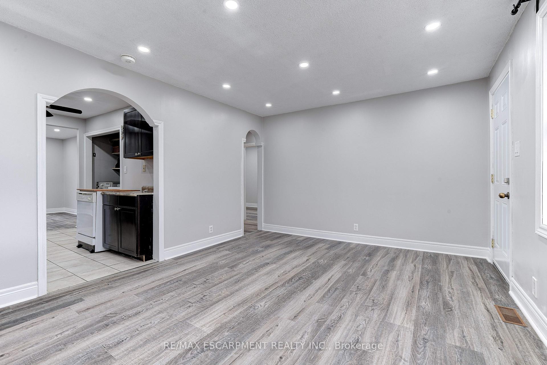 Photo 3 of 17 Lakeview Avenue, Grimsby, Grimsby Beach — HOMEH