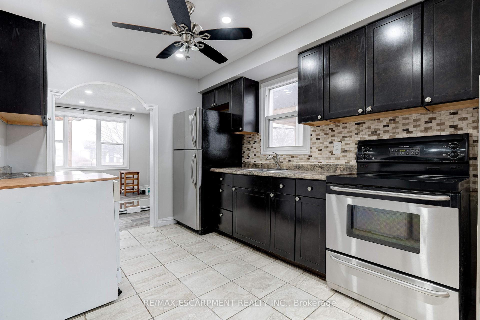 Photo 4 of 17 Lakeview Avenue, Grimsby, Grimsby Beach — HOMEH