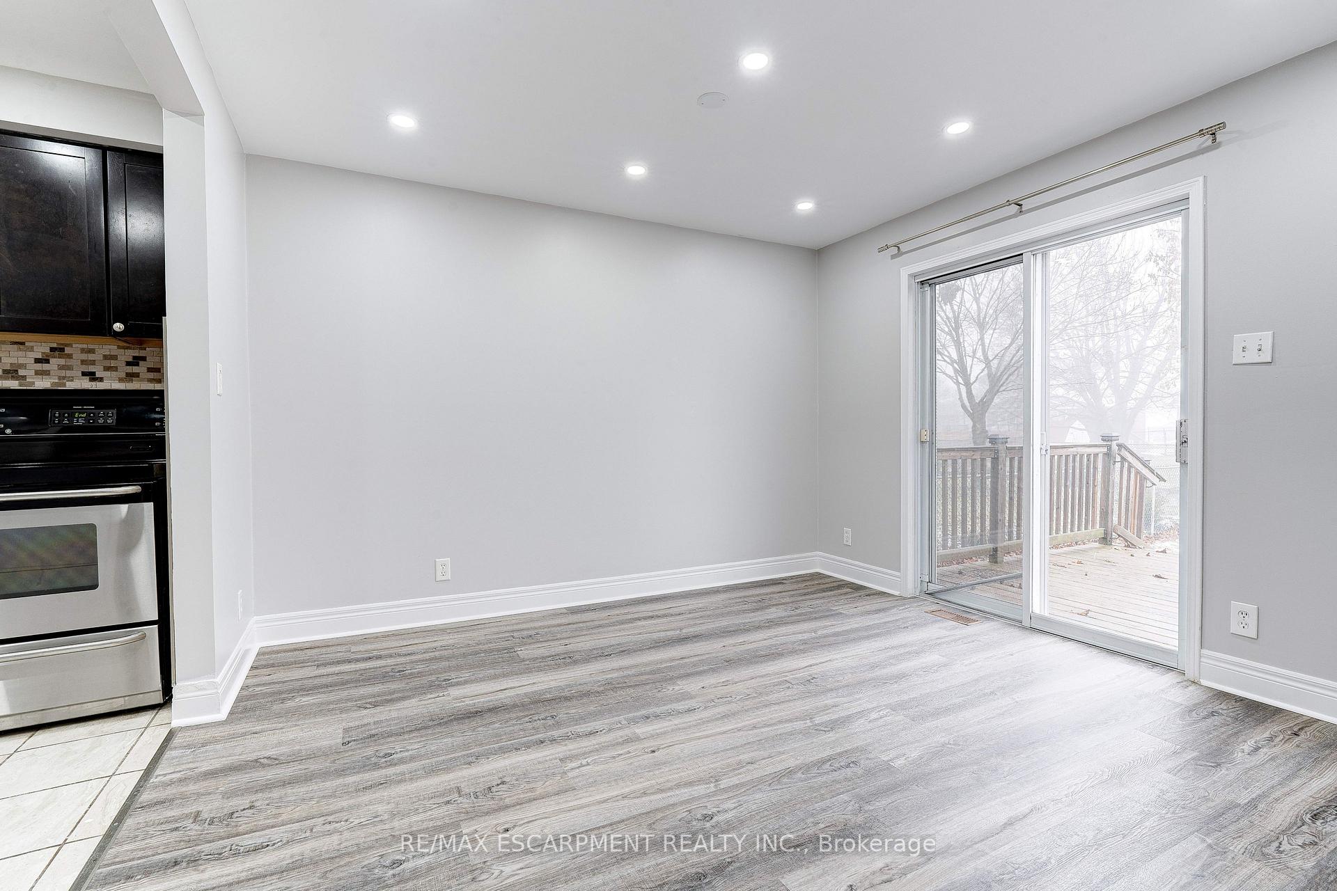 Photo 7 of 17 Lakeview Avenue, Grimsby, Grimsby Beach — HOMEH