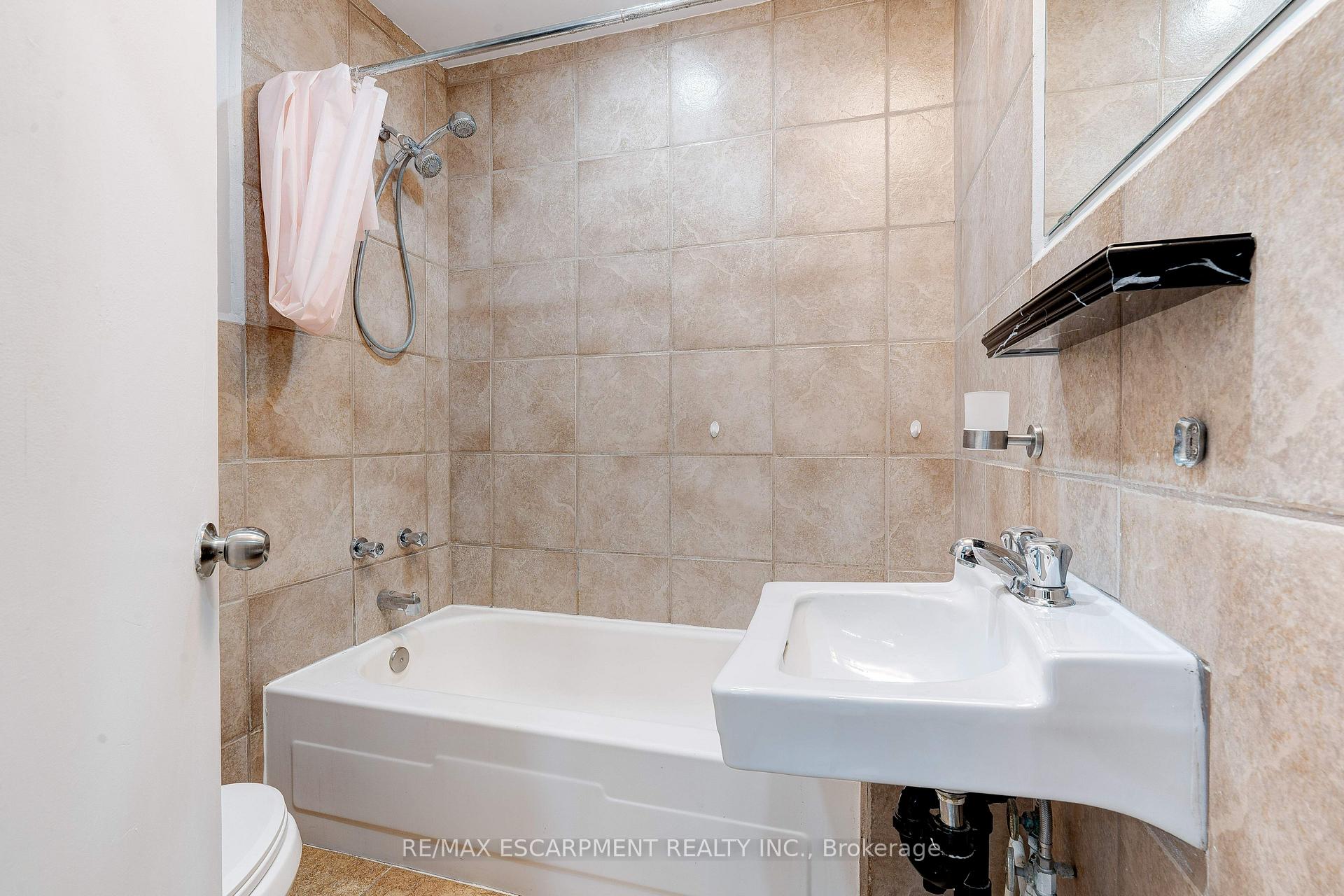 Photo 8 of 17 Lakeview Avenue, Grimsby, Grimsby Beach — HOMEH