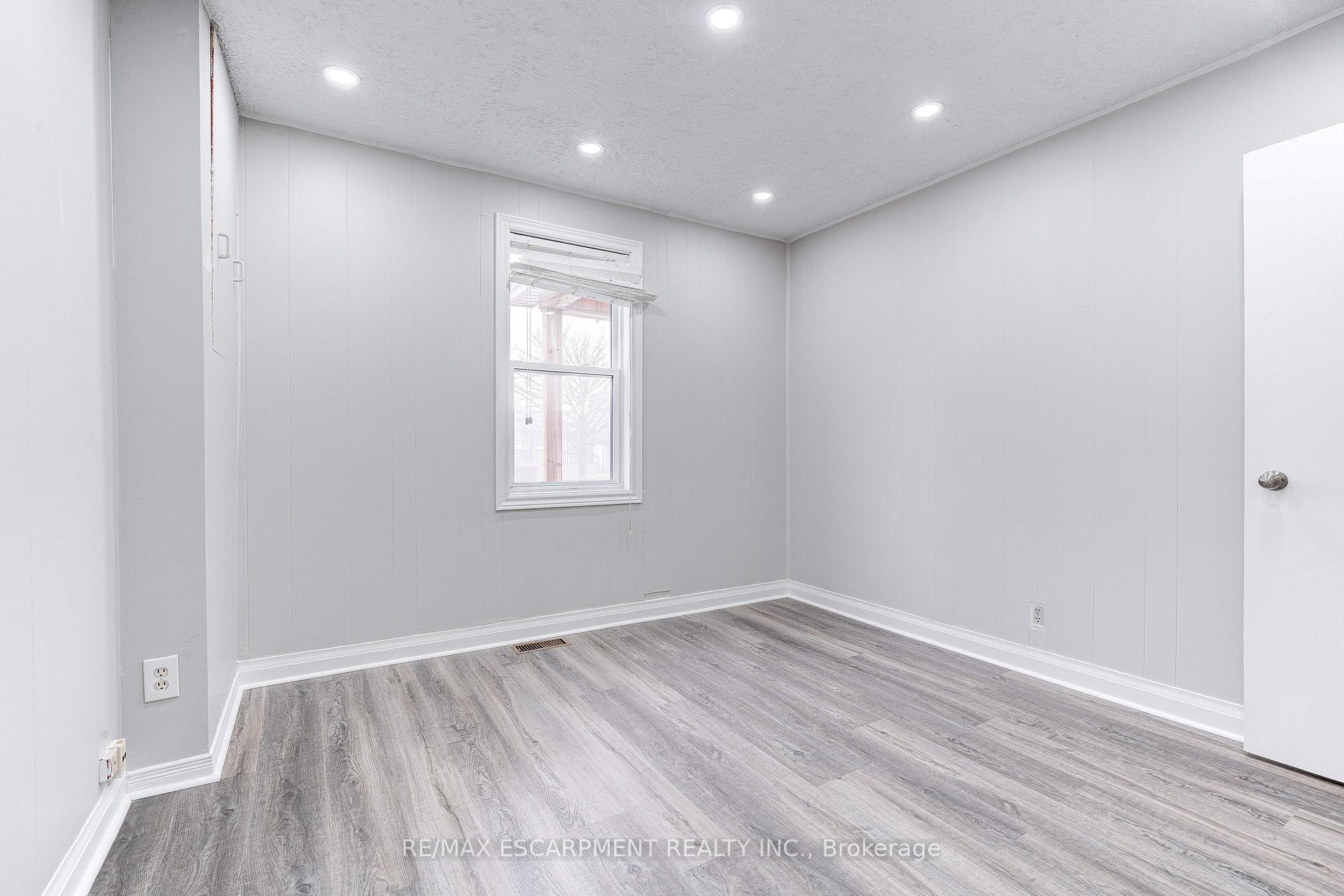 Photo 12 of 17 Lakeview Avenue, Grimsby, Grimsby Beach — HOMEH