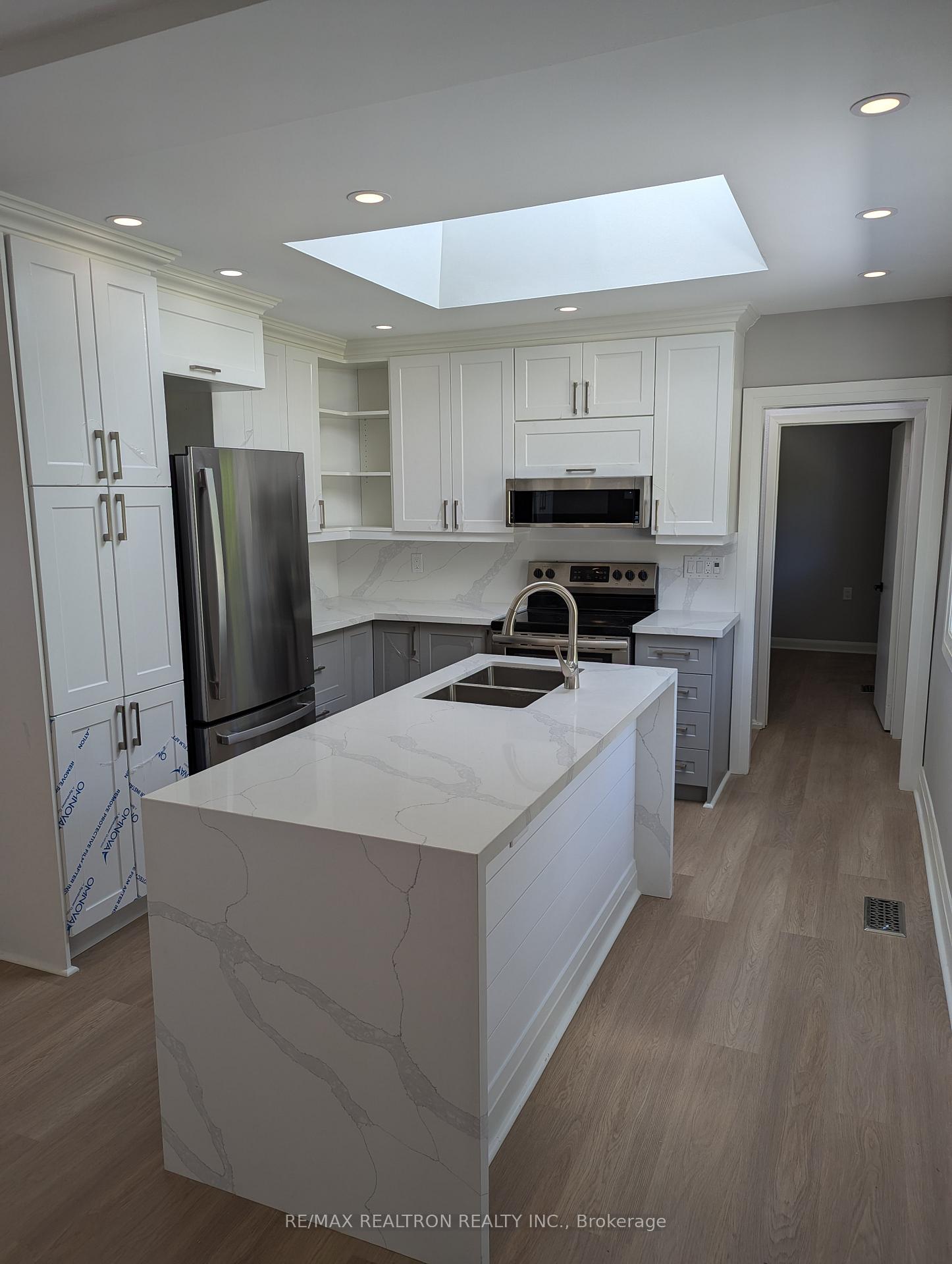 Photo 3 of 1005 Elgin Street, Newmarket, Huron Heights-Leslie Valley — HOMEH
