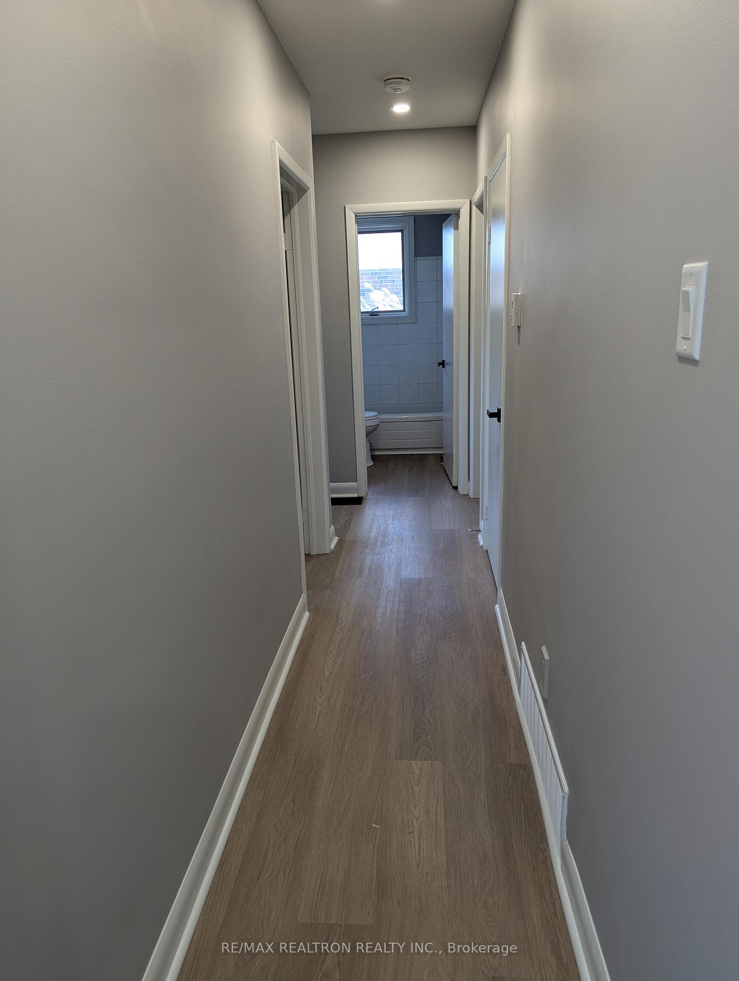 Photo 2 of 1005 Elgin Street, Newmarket, Huron Heights-Leslie Valley — HOMEH