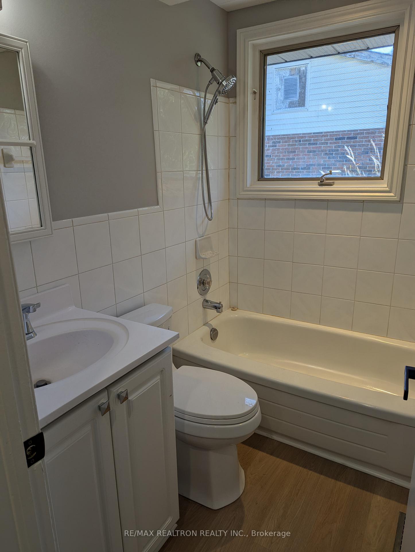 Photo 7 of 1005 Elgin Street, Newmarket, Huron Heights-Leslie Valley — HOMEH