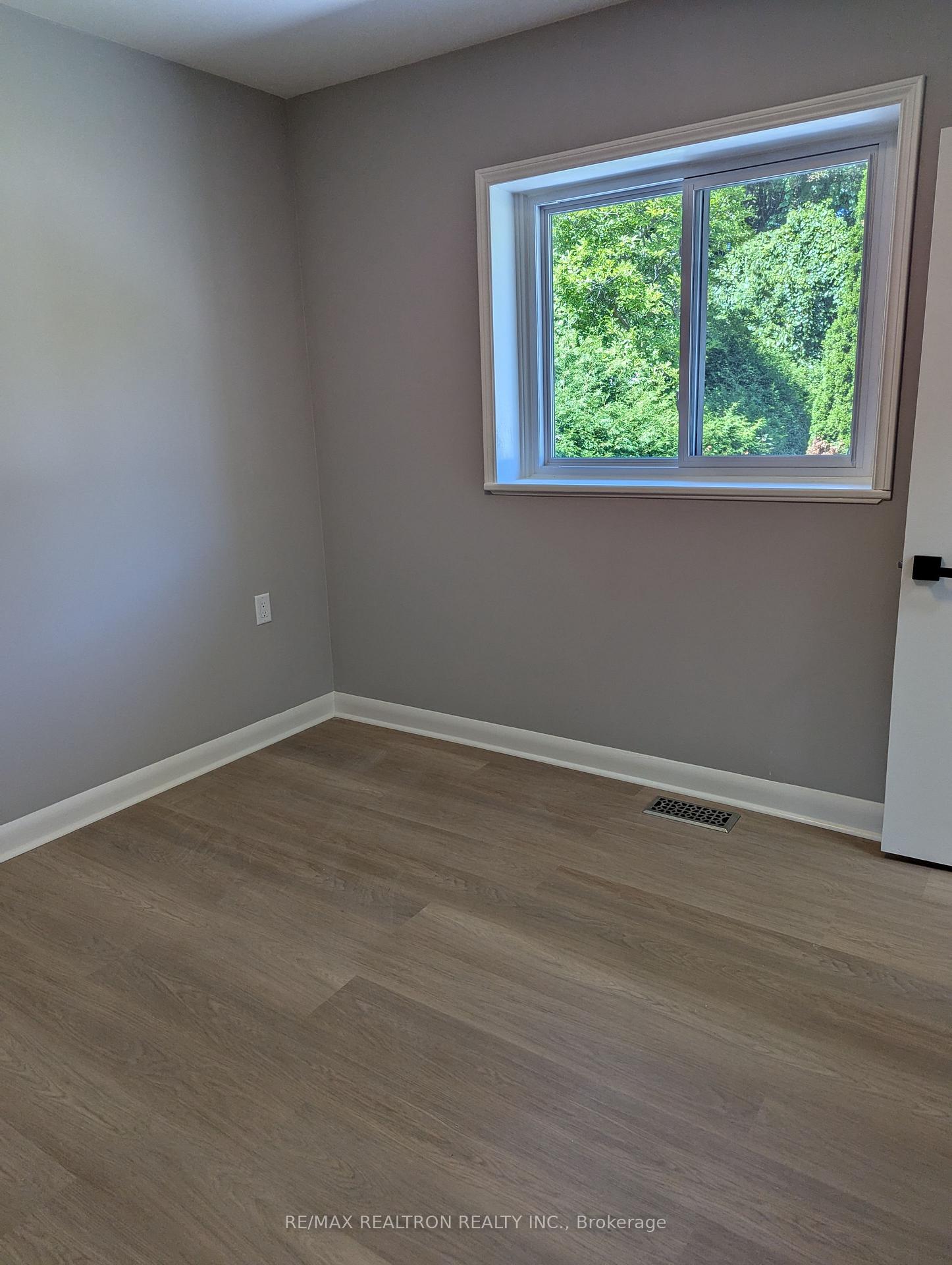 Photo 11 of 1005 Elgin Street, Newmarket, Huron Heights-Leslie Valley — HOMEH