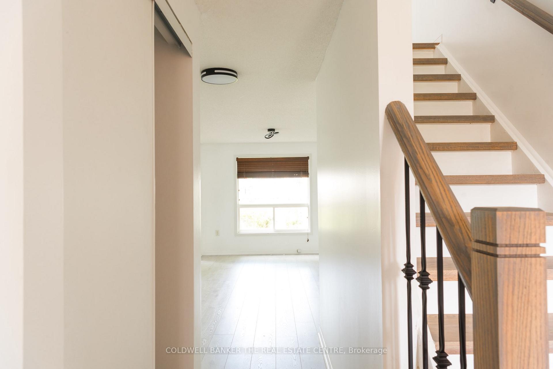 Photo 3 of 28 Lions Gate Boulevard, Barrie, Little Lake — HOMEH