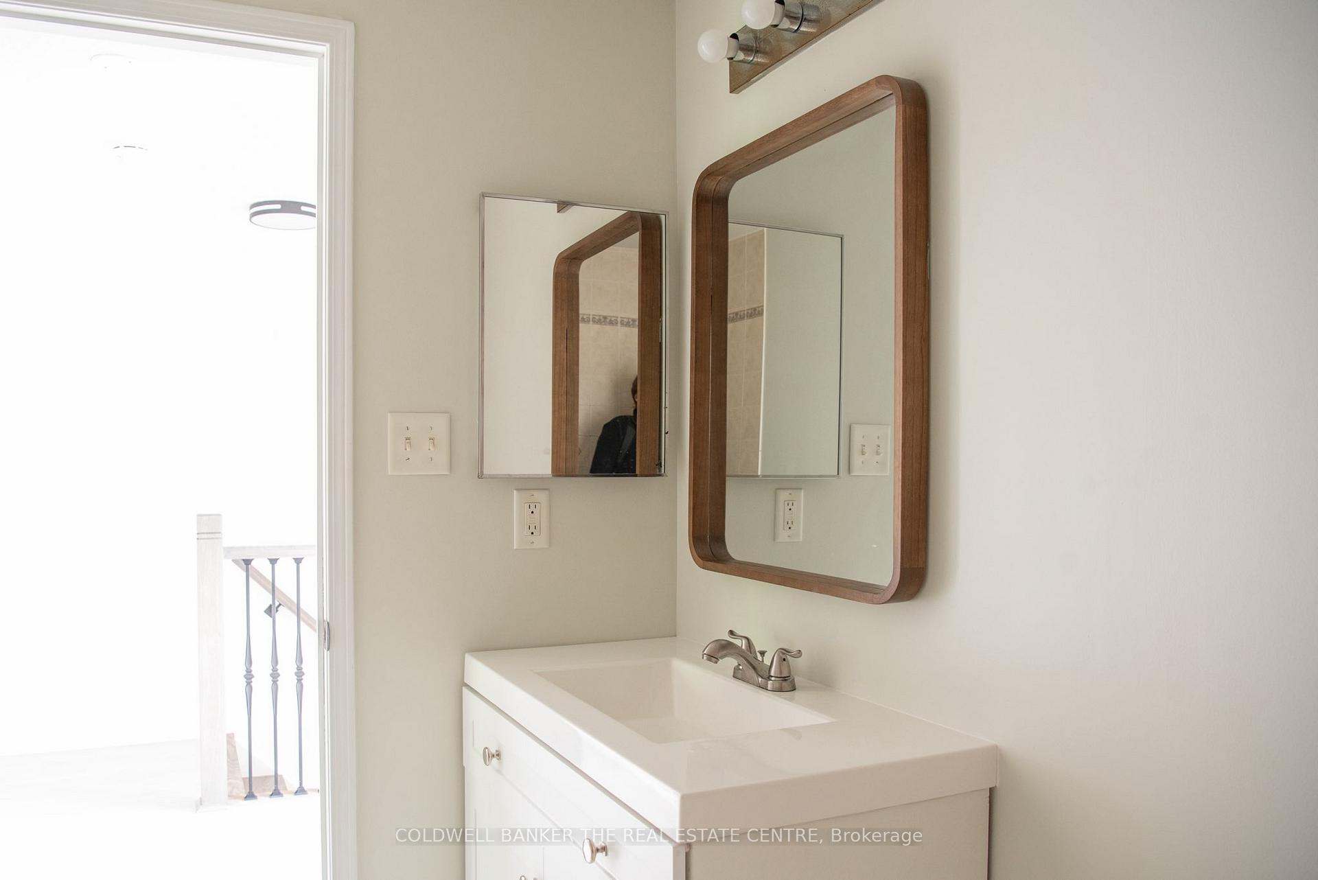 Photo 9 of 28 Lions Gate Boulevard, Barrie, Little Lake — HOMEH