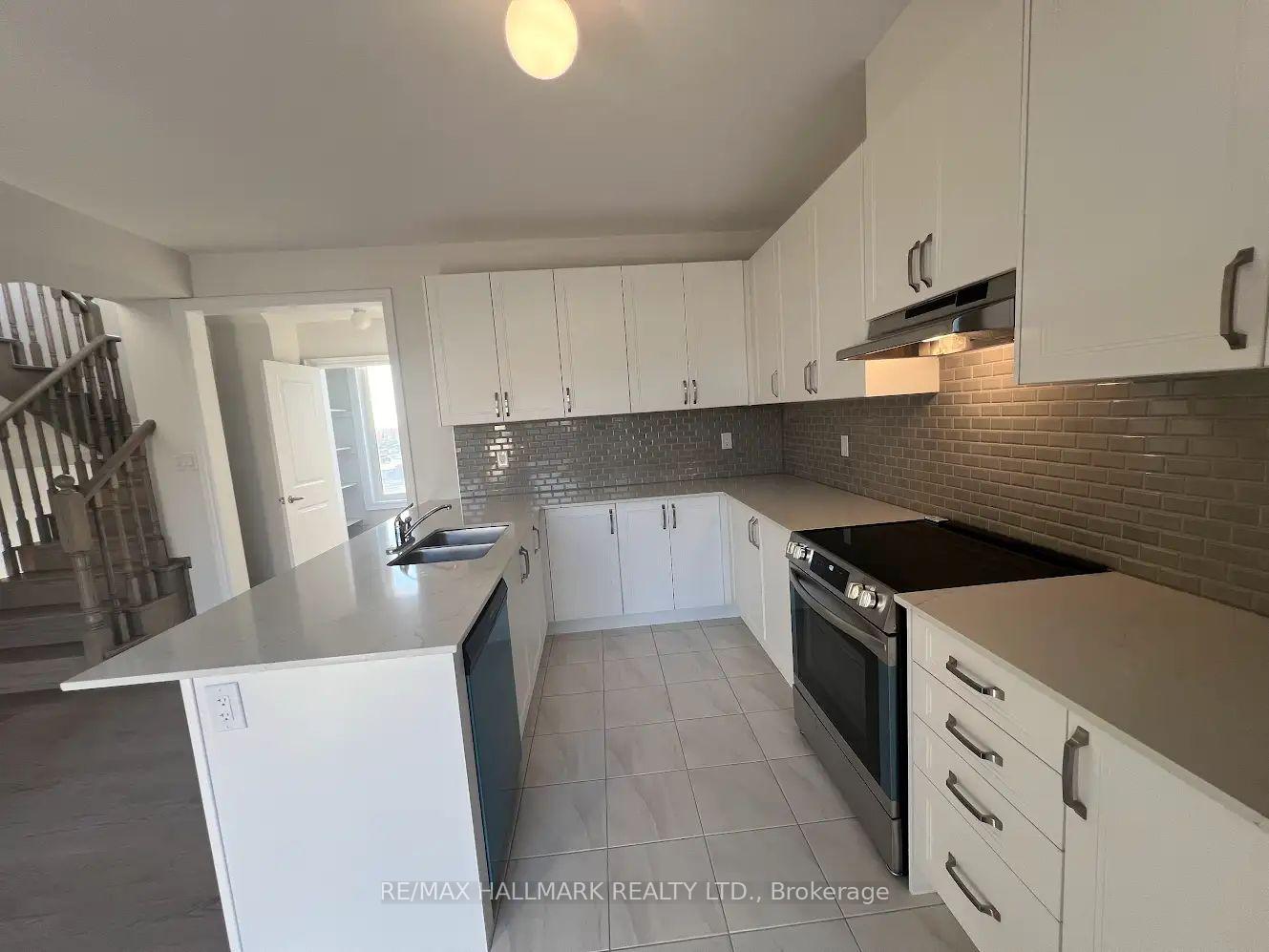 Photo 29 of 111 Tennant Circle, Vaughan, Vellore Village — HOMEH
