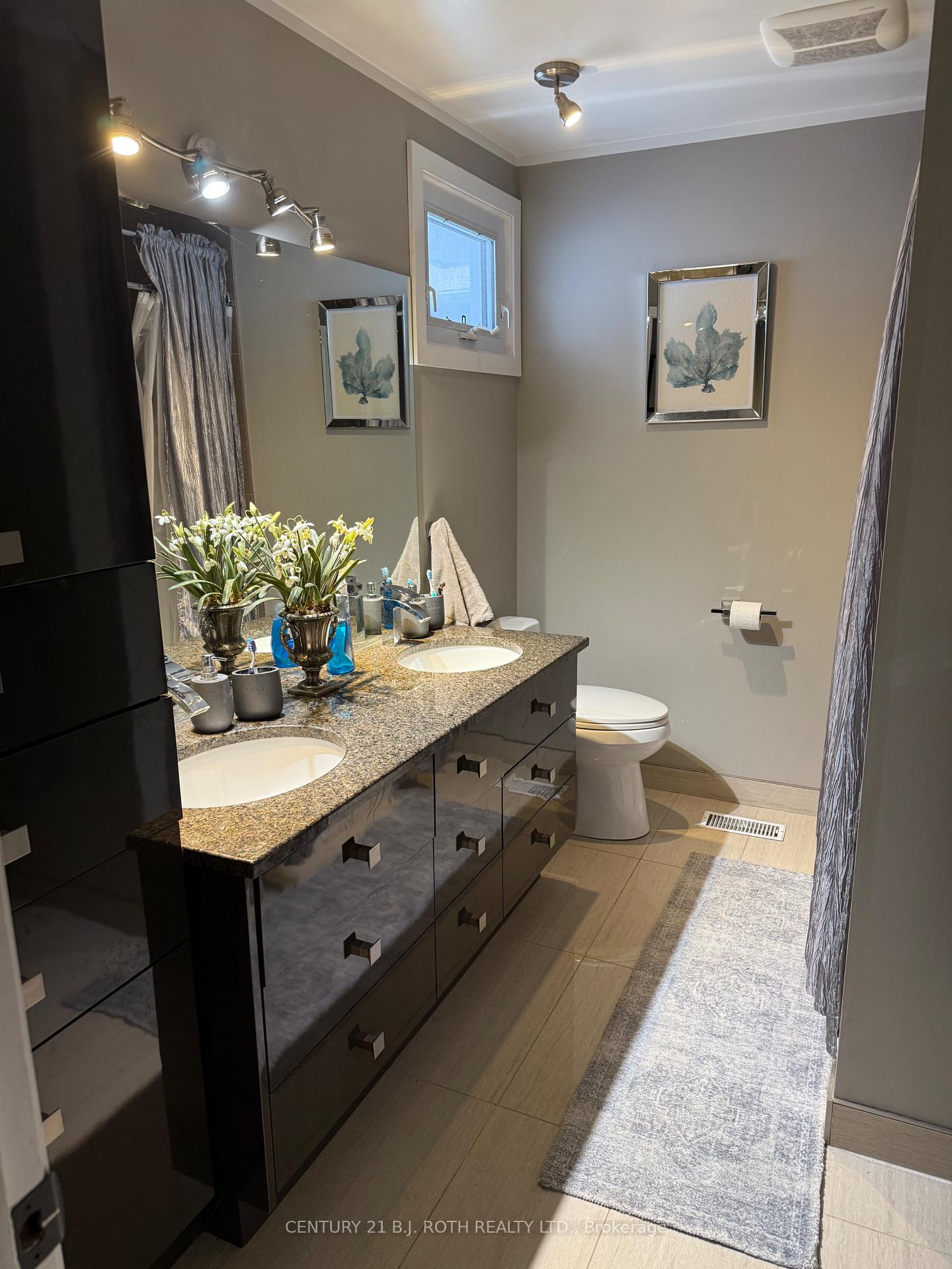 Photo 10 of 17 Bellevue Crescent, Barrie, Wellington — HOMEH