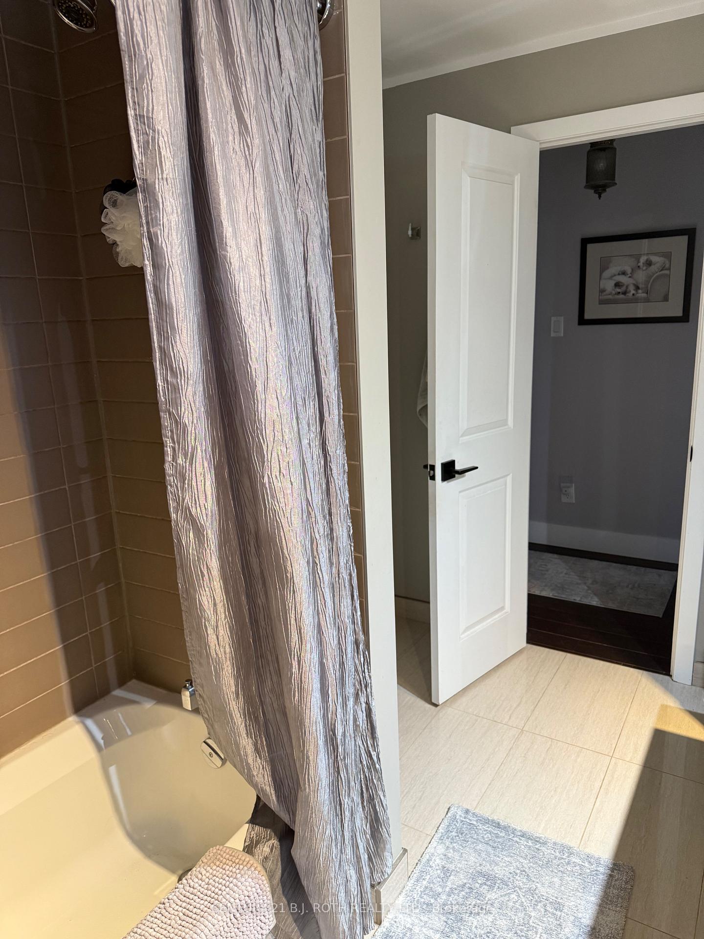 Photo 8 of 17 Bellevue Crescent, Barrie, Wellington — HOMEH
