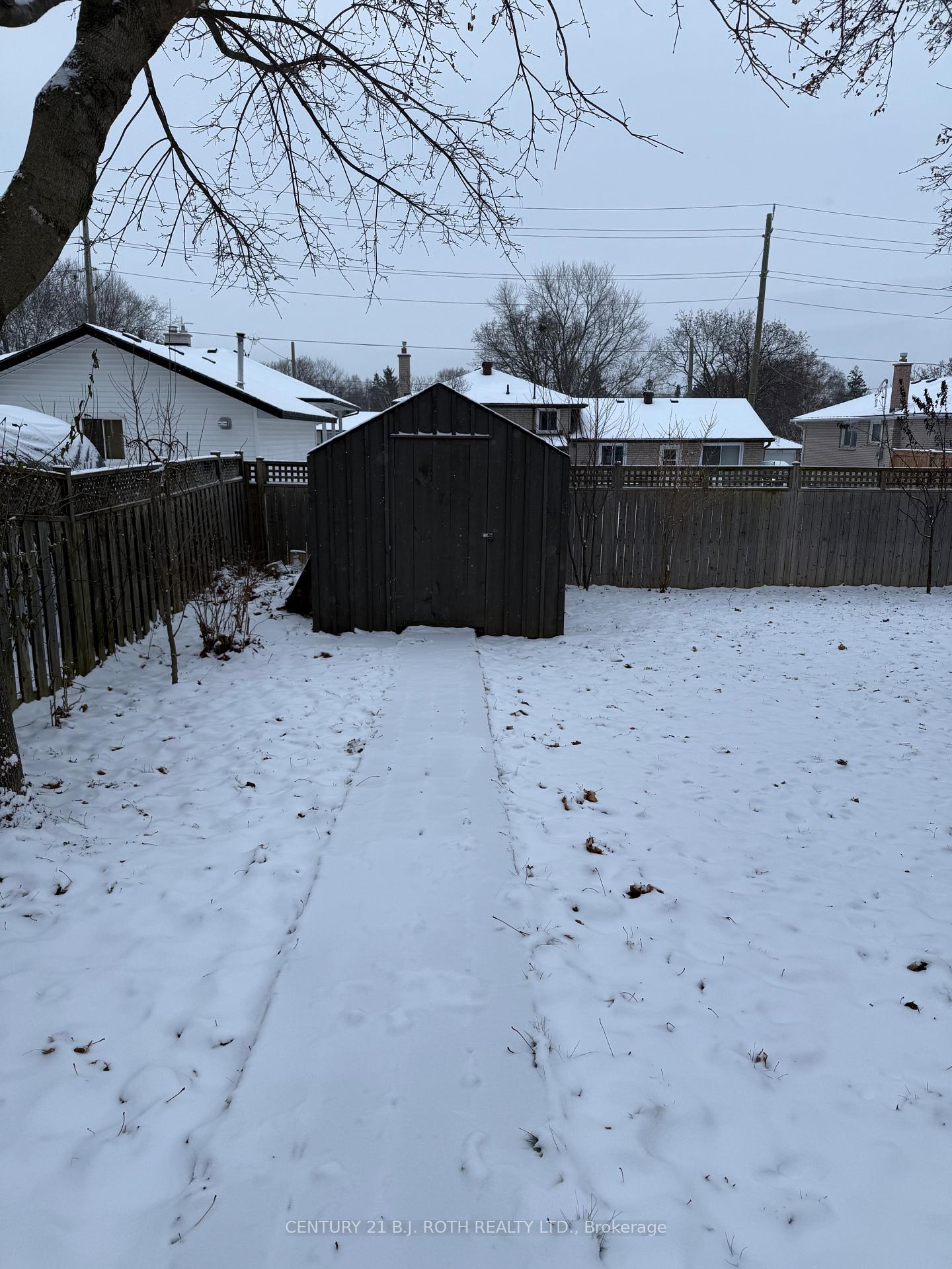 Photo 15 of 17 Bellevue Crescent, Barrie, Wellington — HOMEH