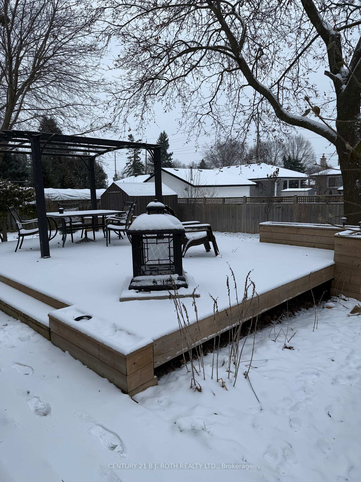 Photo 11 of 17 Bellevue Crescent, Barrie, Wellington — HOMEH