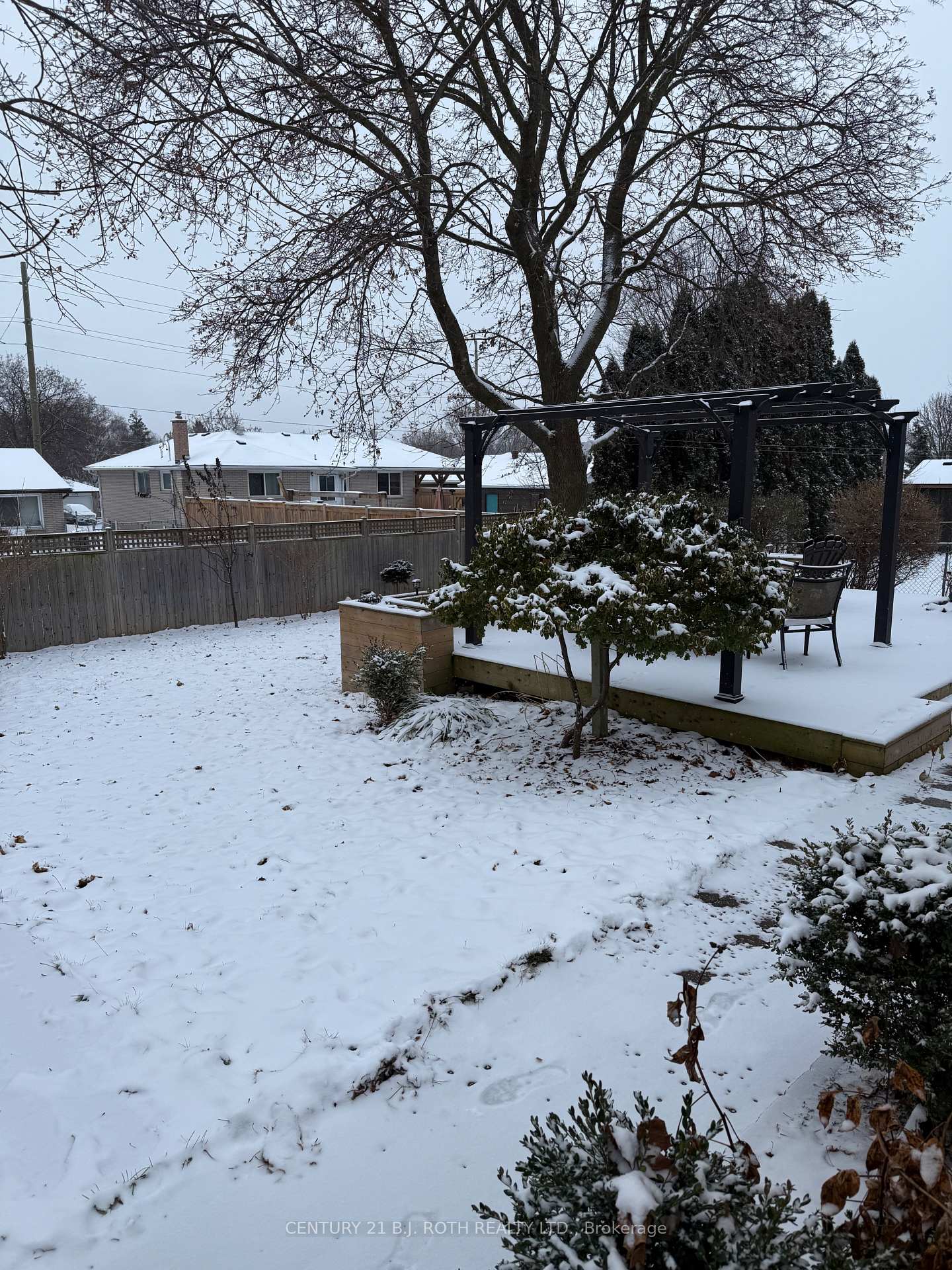 Photo 16 of 17 Bellevue Crescent, Barrie, Wellington — HOMEH
