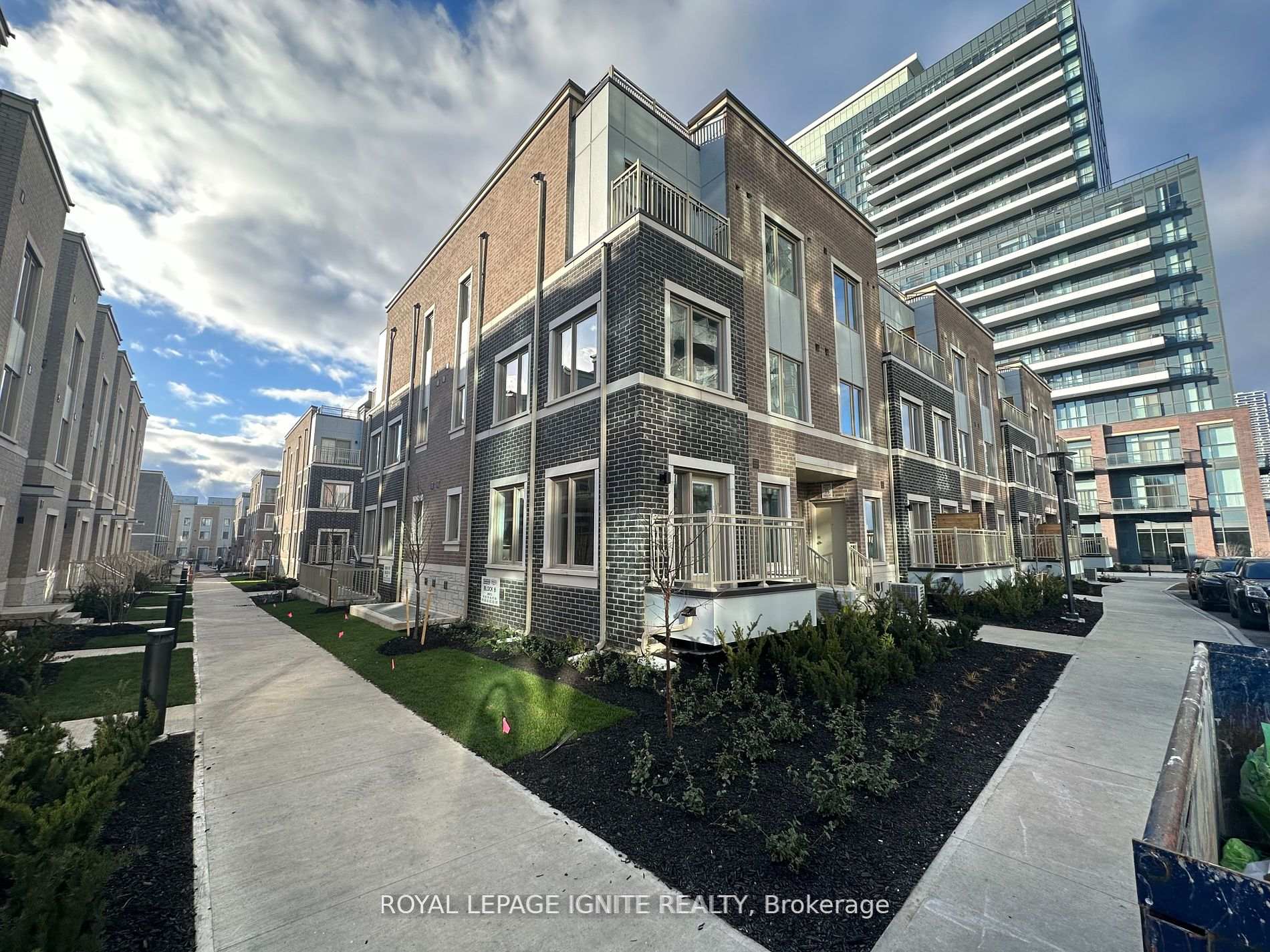 Photo 9 of Unit 85, 39 Honeycrisp Crescent, Vaughan, Vaughan Corporate Centre — HOMEH