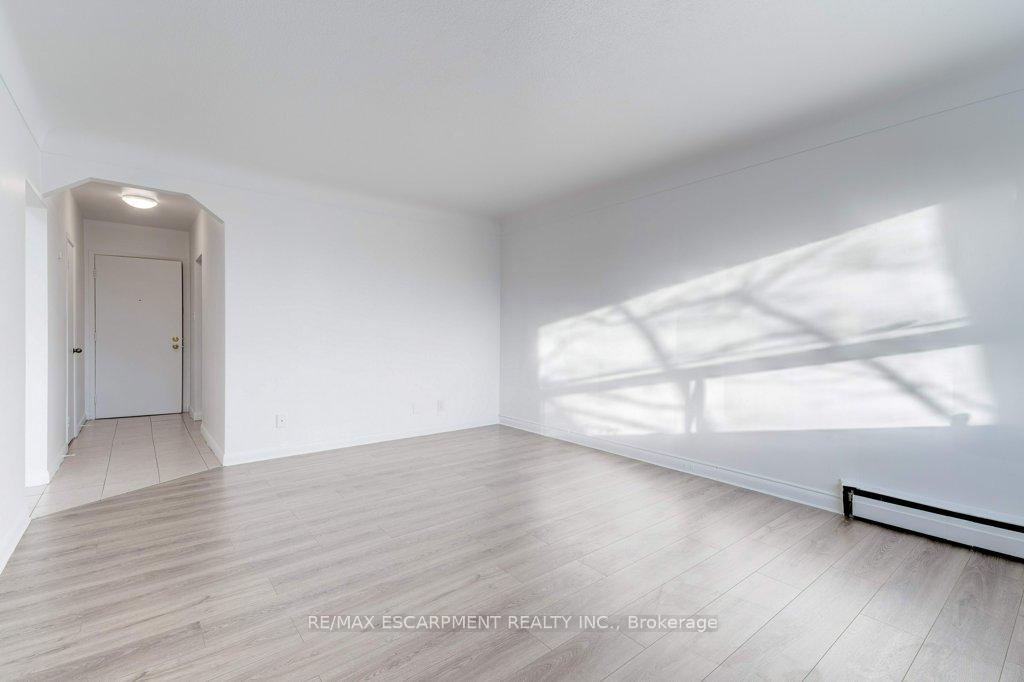 Photo 4 of Unit 6, 999 Mohawk Road E, Hamilton, Huntington — HOMEH